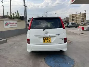 Toyota Isis 