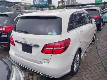 Mercedes-Benz B 180