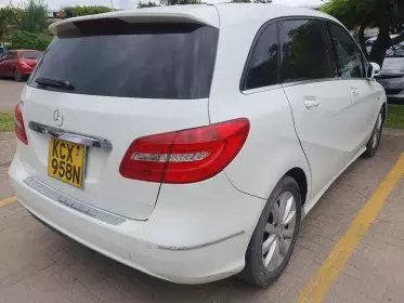 Mercedes-Benz B 180