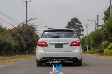 Mercedes-Benz B 180