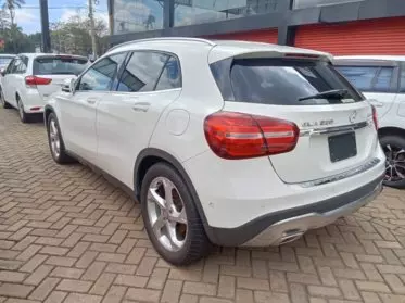 Mercedes-Benz GLA 220
