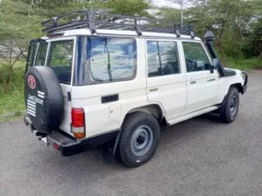 Toyota Land Cruiser 76 hard Top (9 Seater)