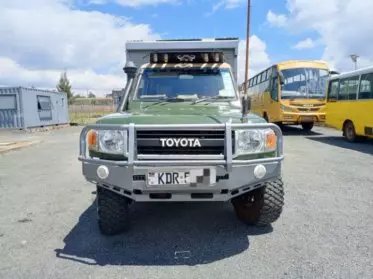 Toyota Land Cruiser 76 hard Top (9 Seater)