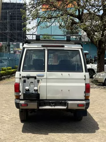 Toyota Landcruiser 76