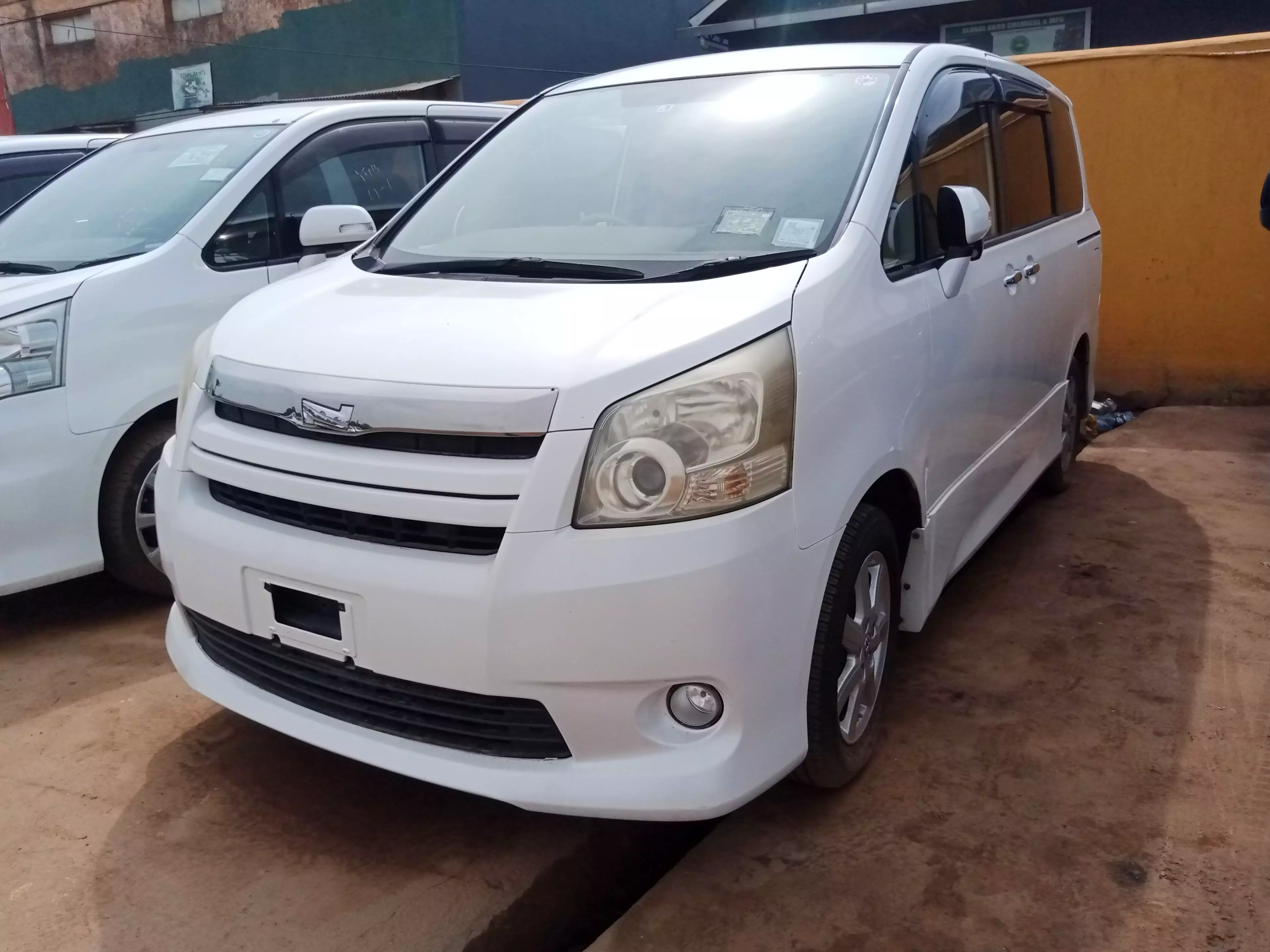 Toyota Noah - 2009