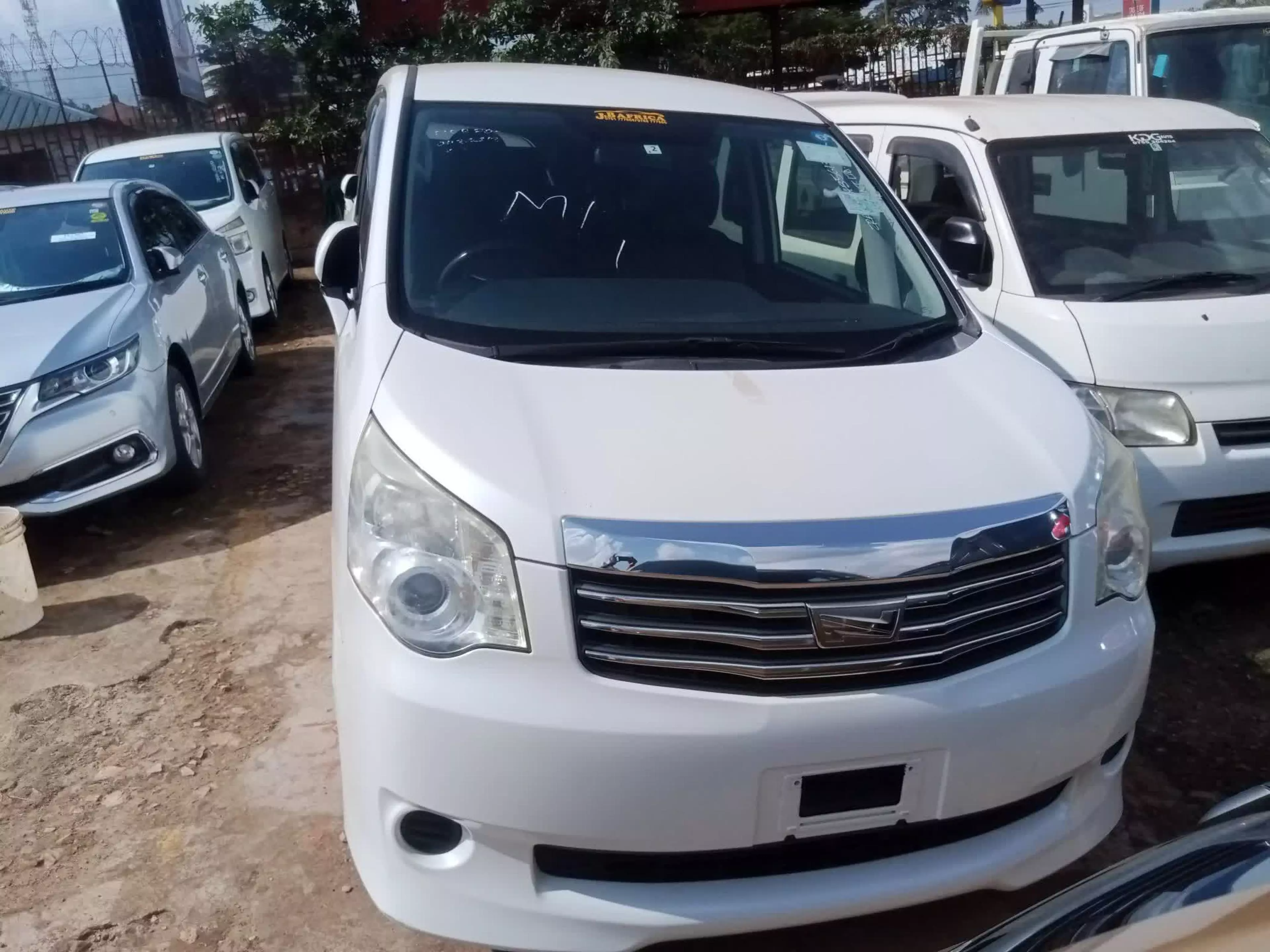 Toyota Noah - 2011