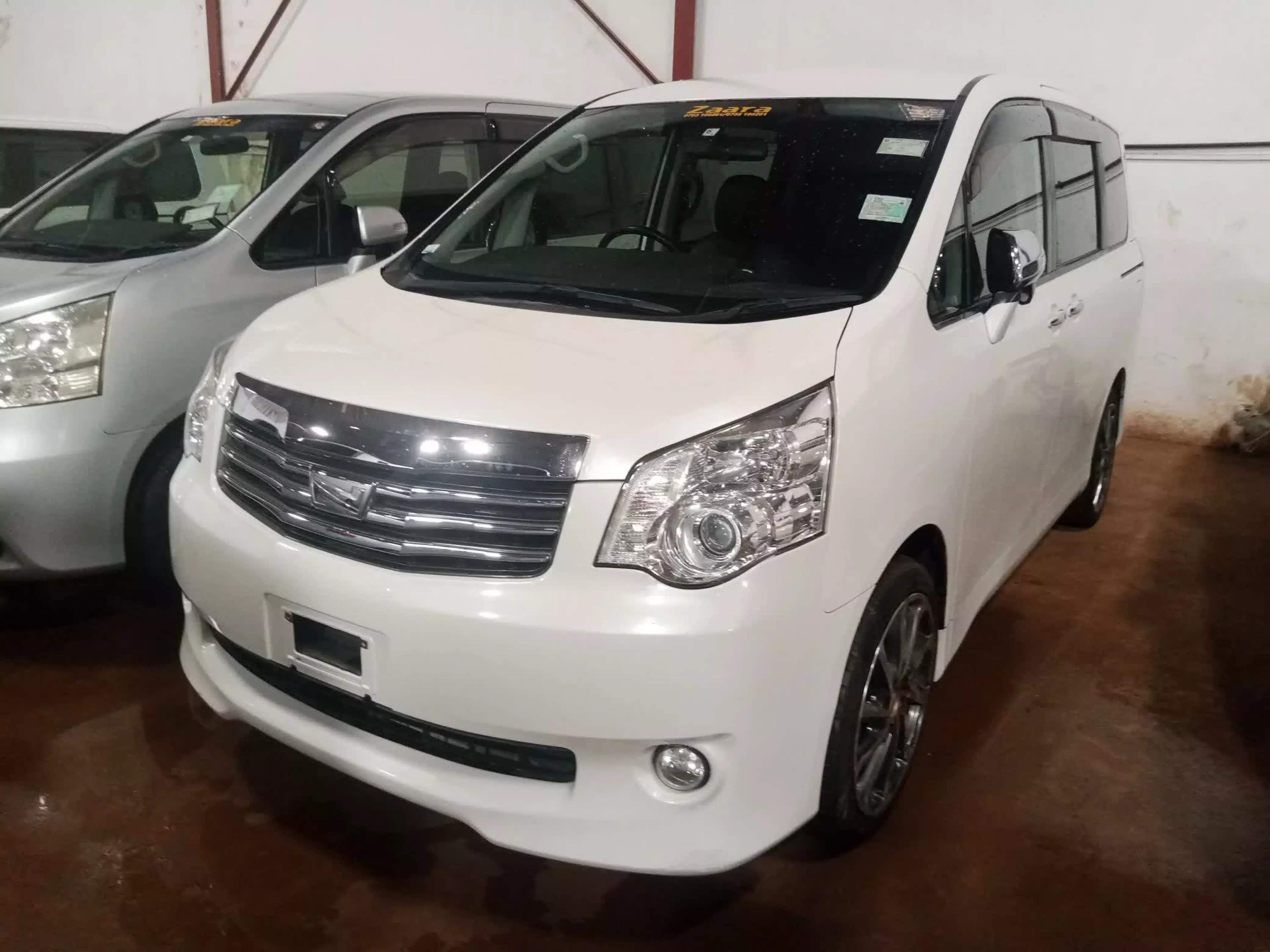 Toyota Noah  - 2009