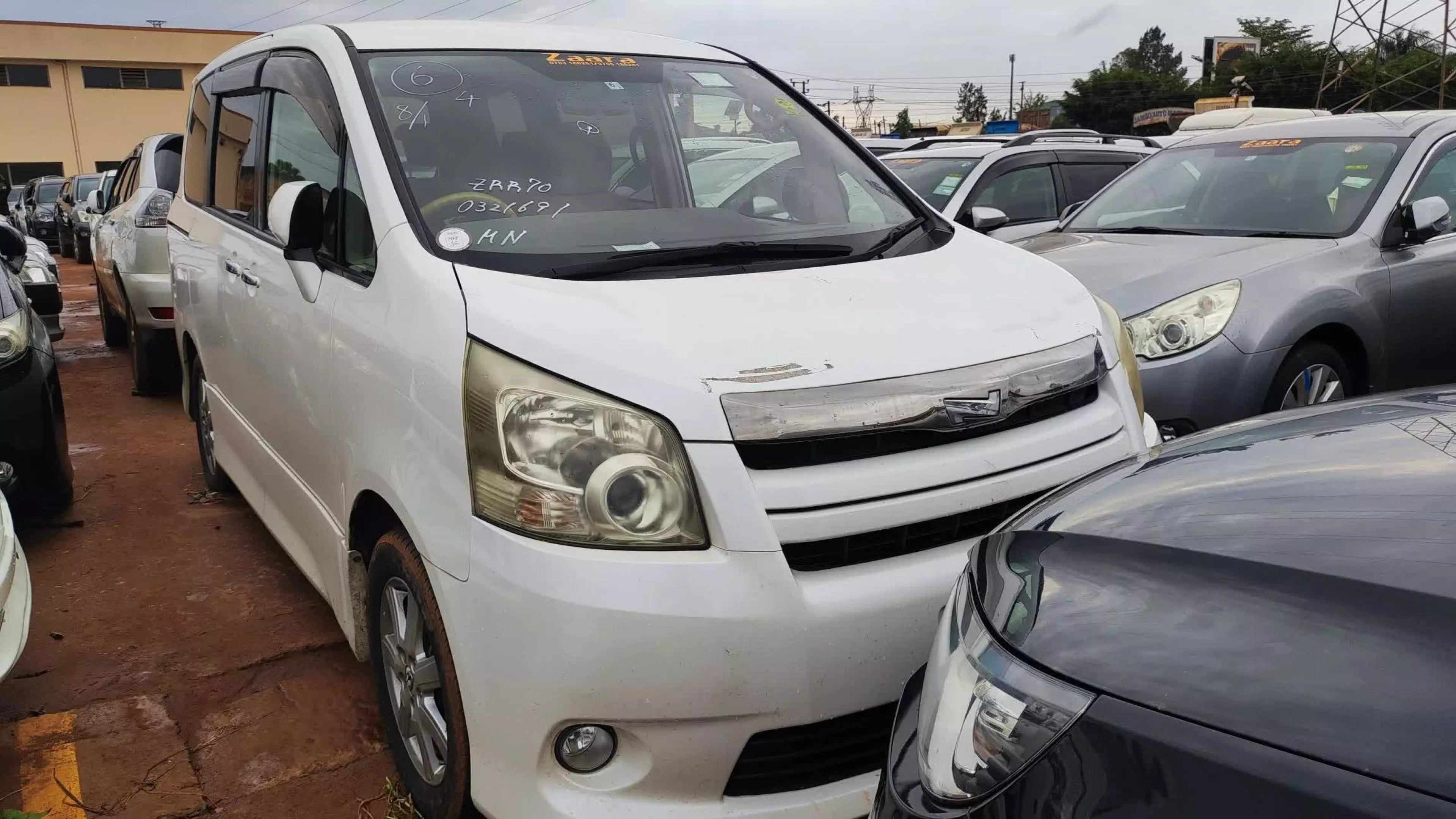 Toyota Noah - 2010