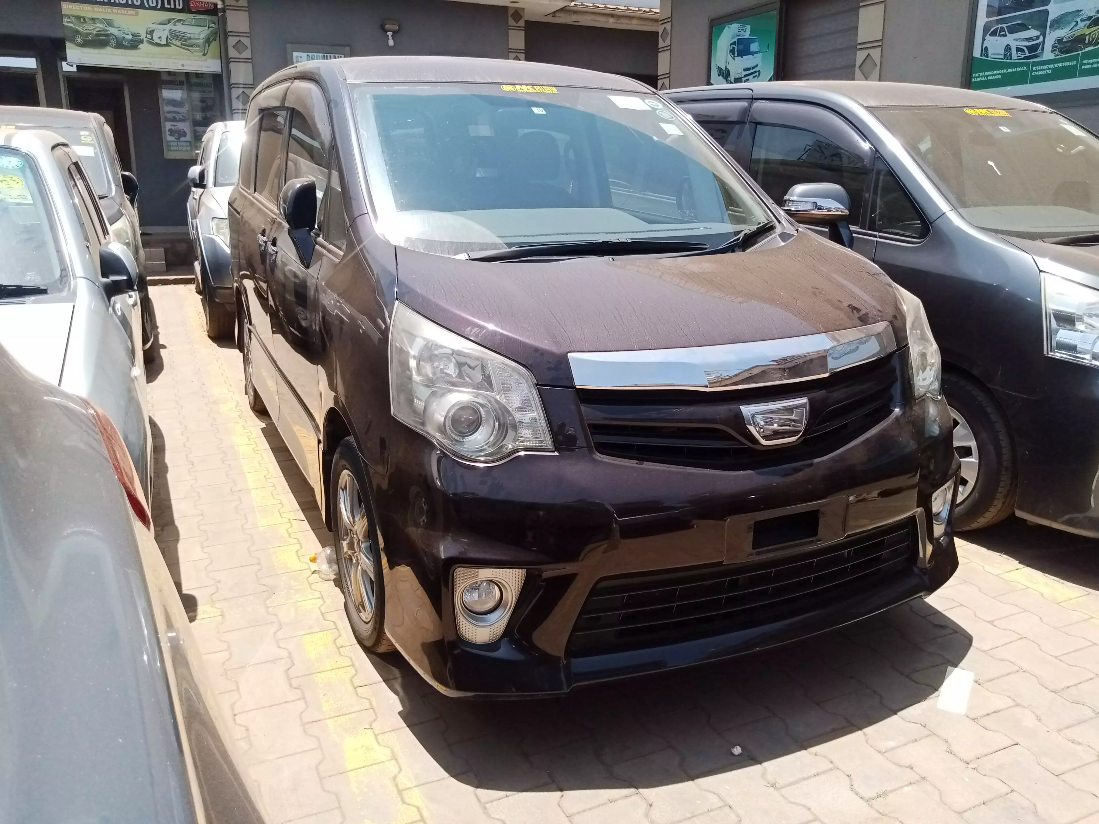 Toyota Noah  - 2011