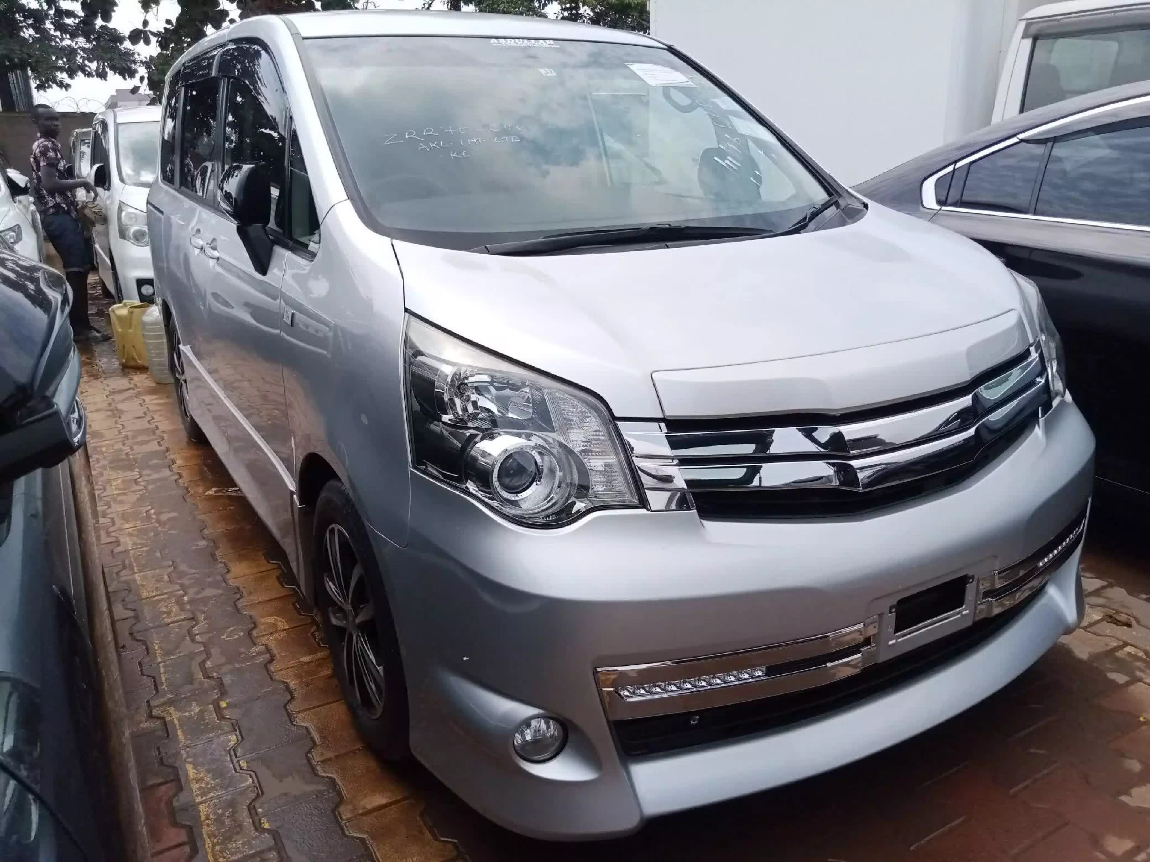 Toyota Noah - 2011