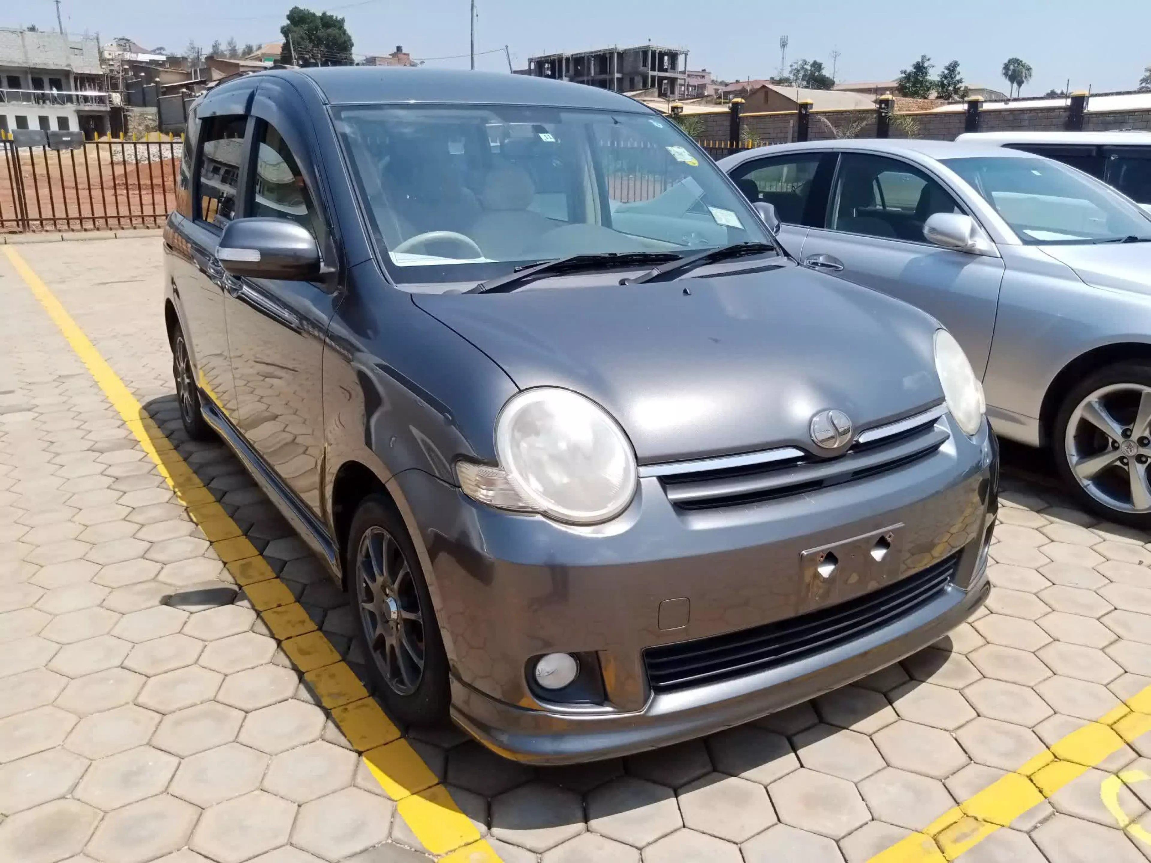 Toyota Sienta - 2009