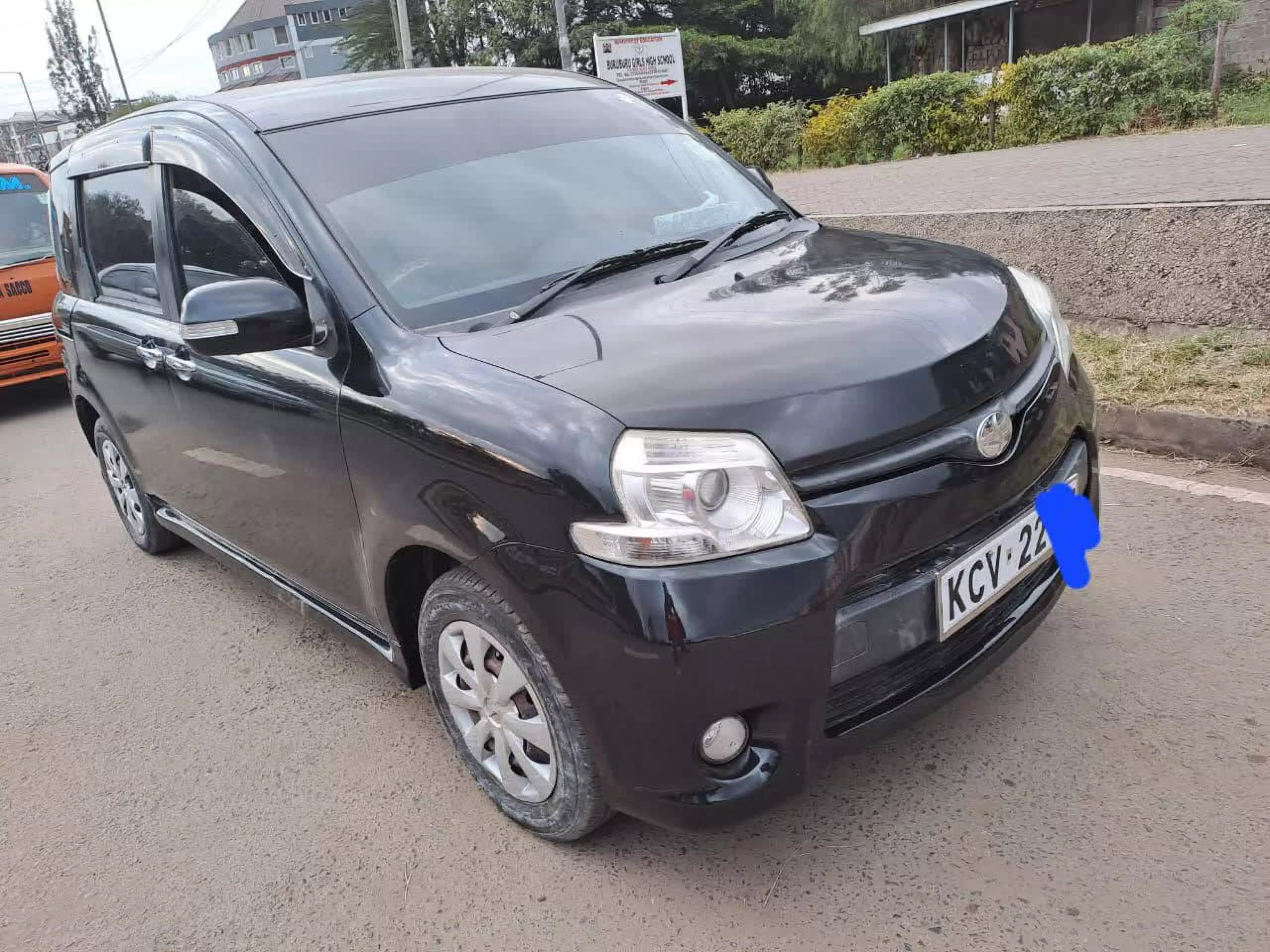 Toyota Sienta - 2012