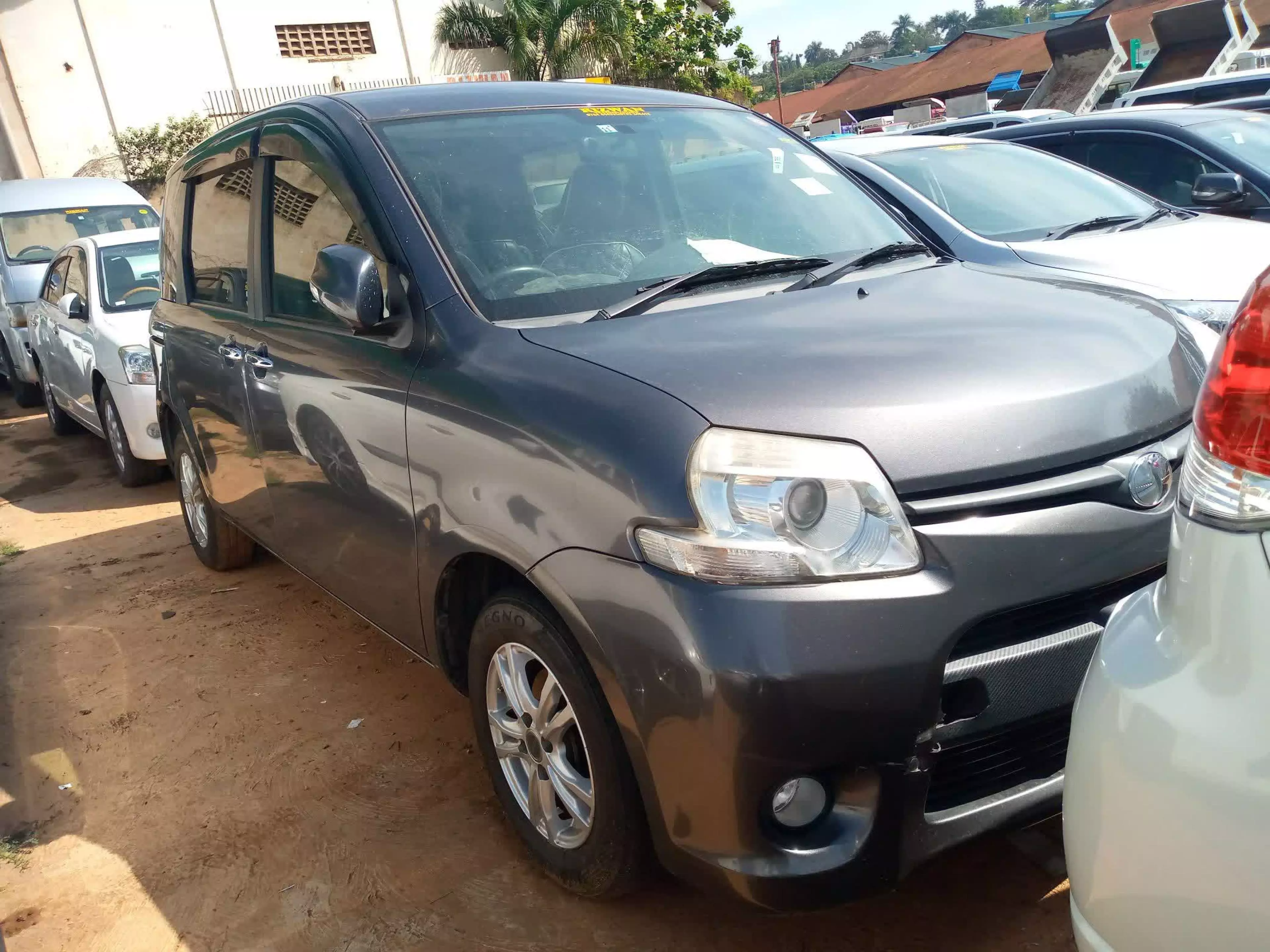 Toyota Sienta  - 2011