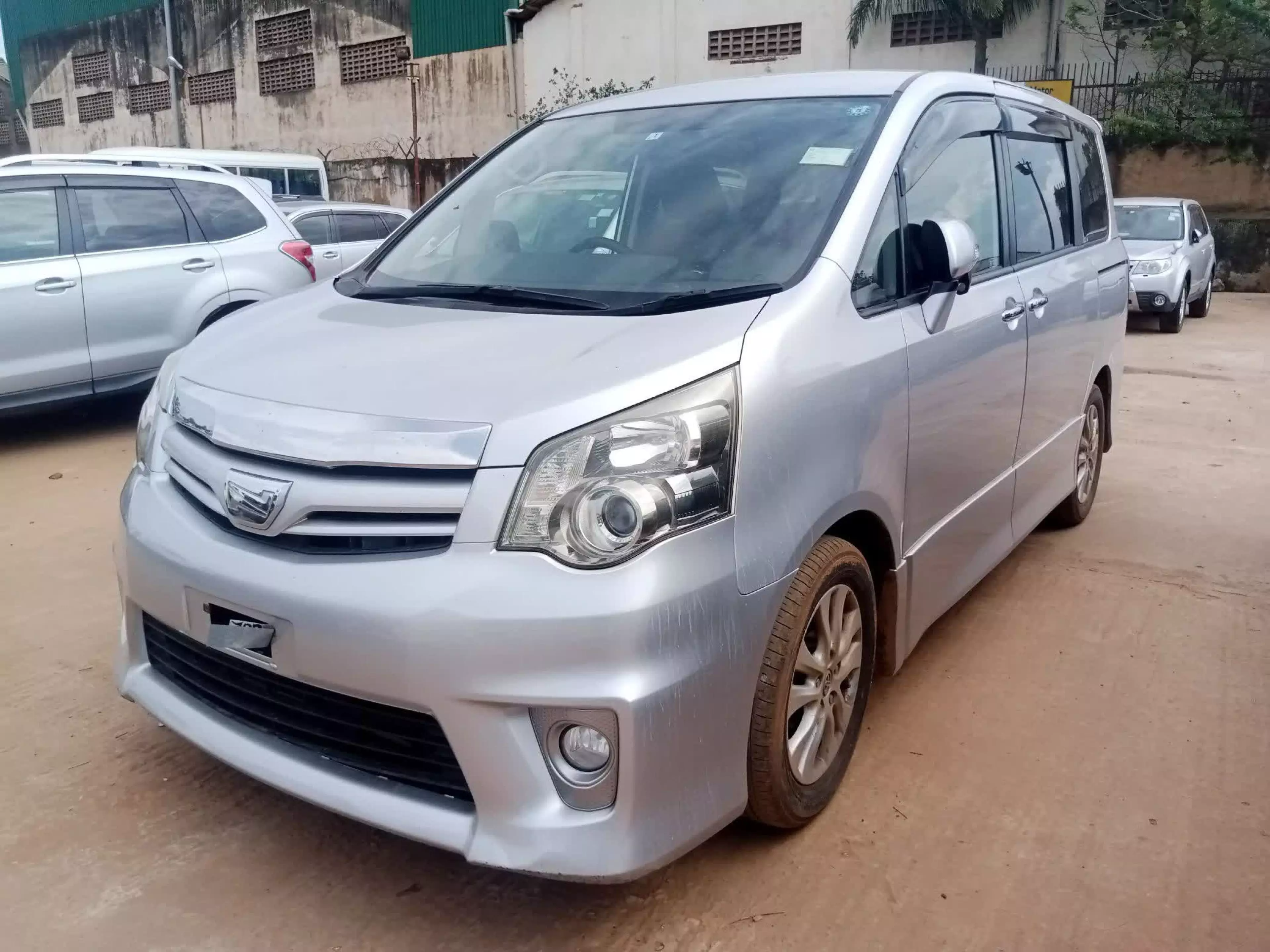 Toyota Noah - 2011