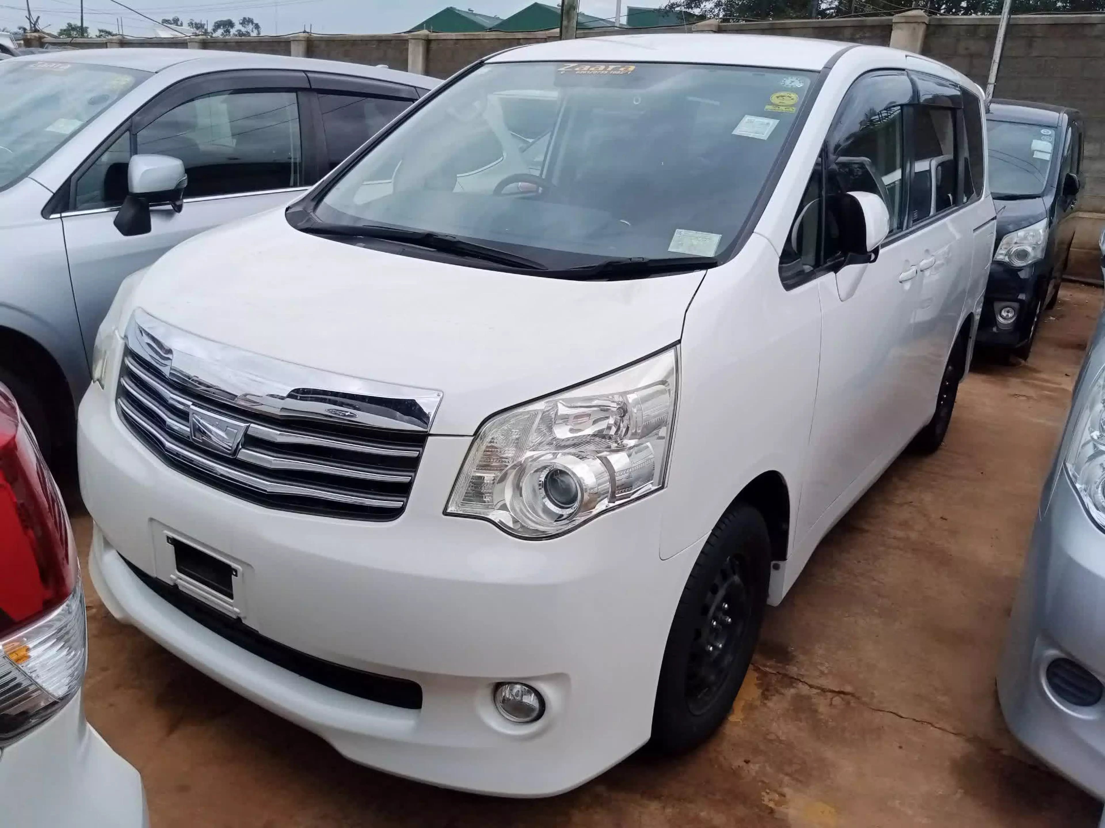 Toyota Noah  - 2011