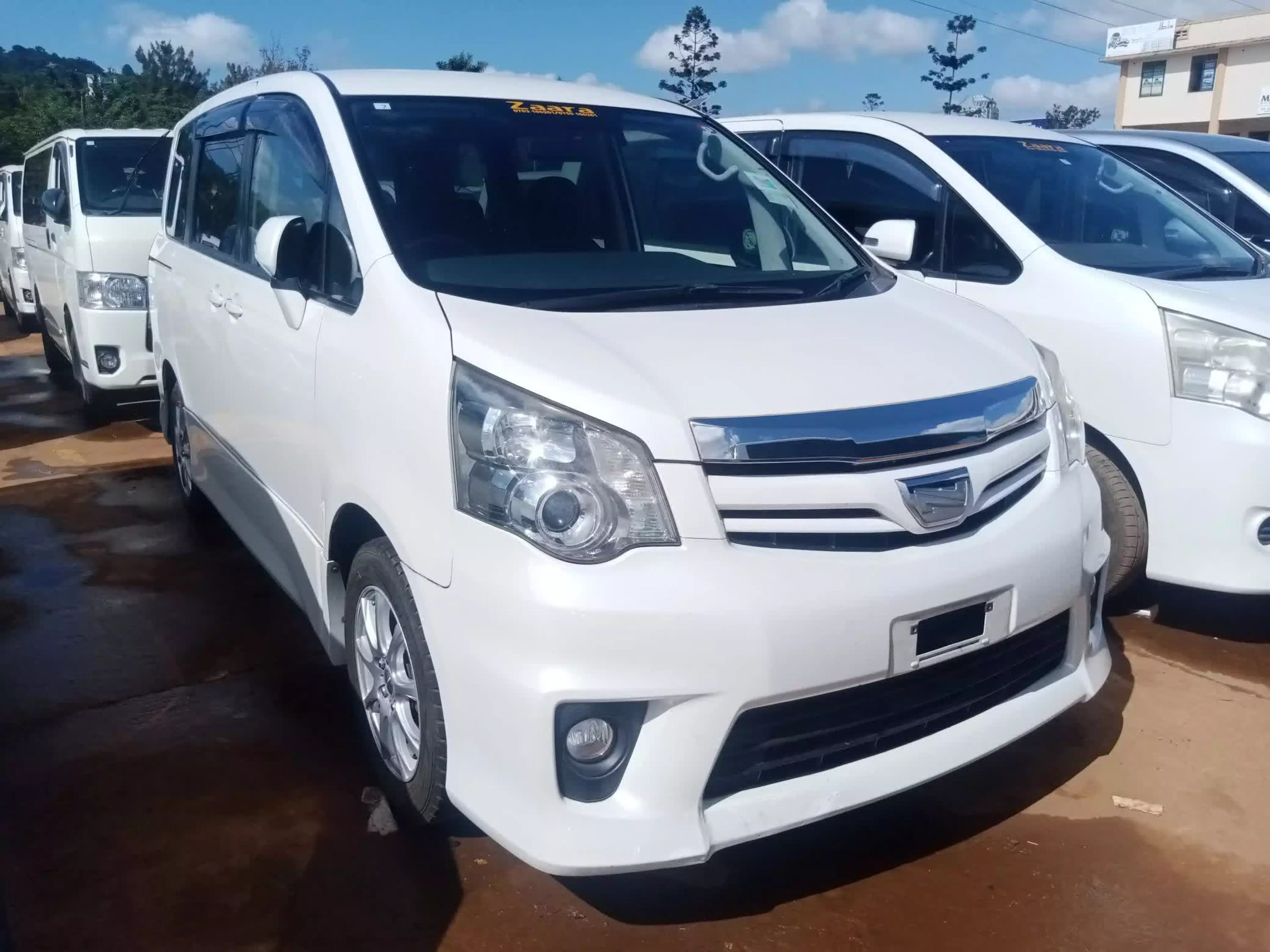 Toyota Noah  - 2011