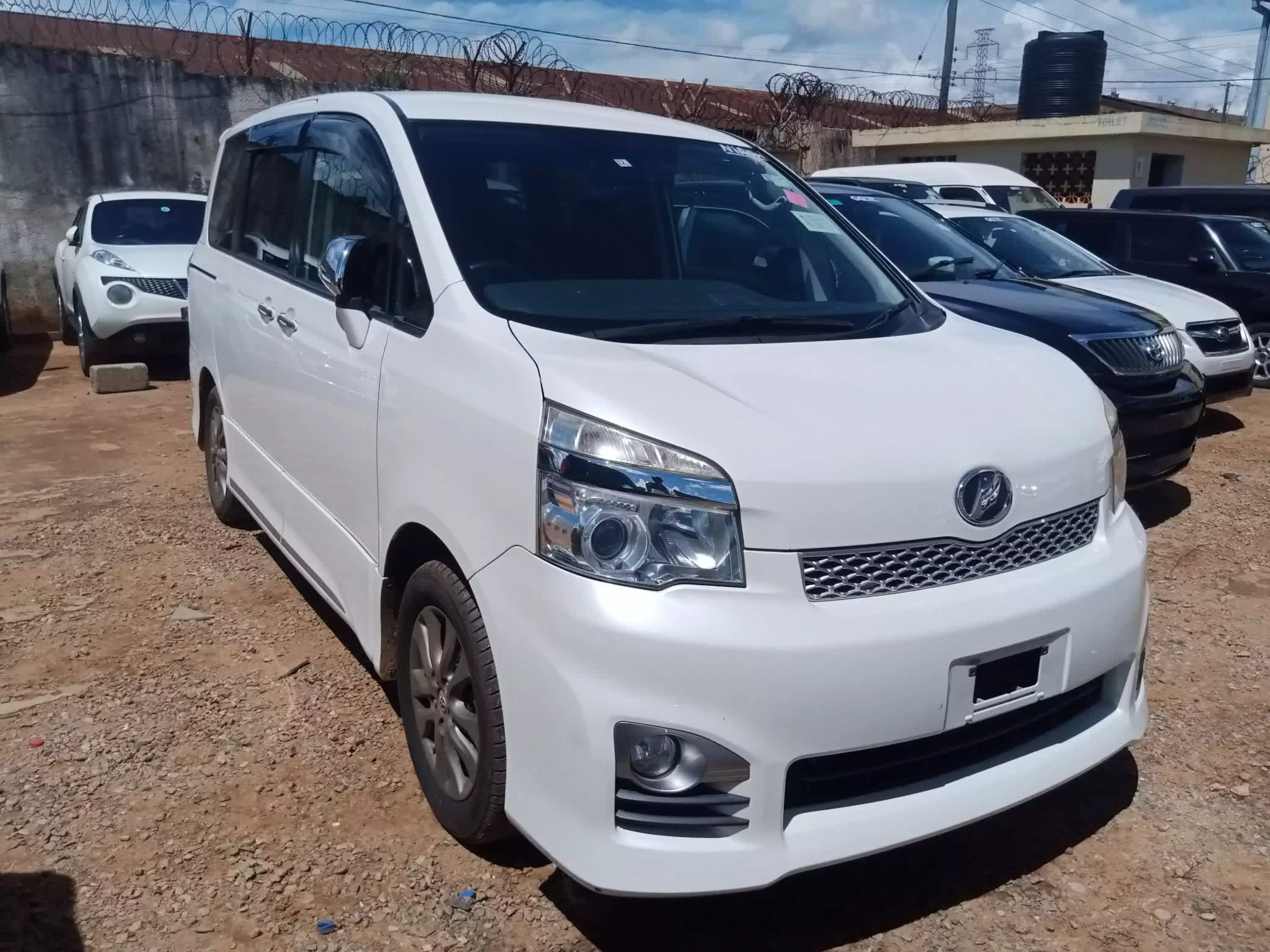 Toyota Voxy   - 2012