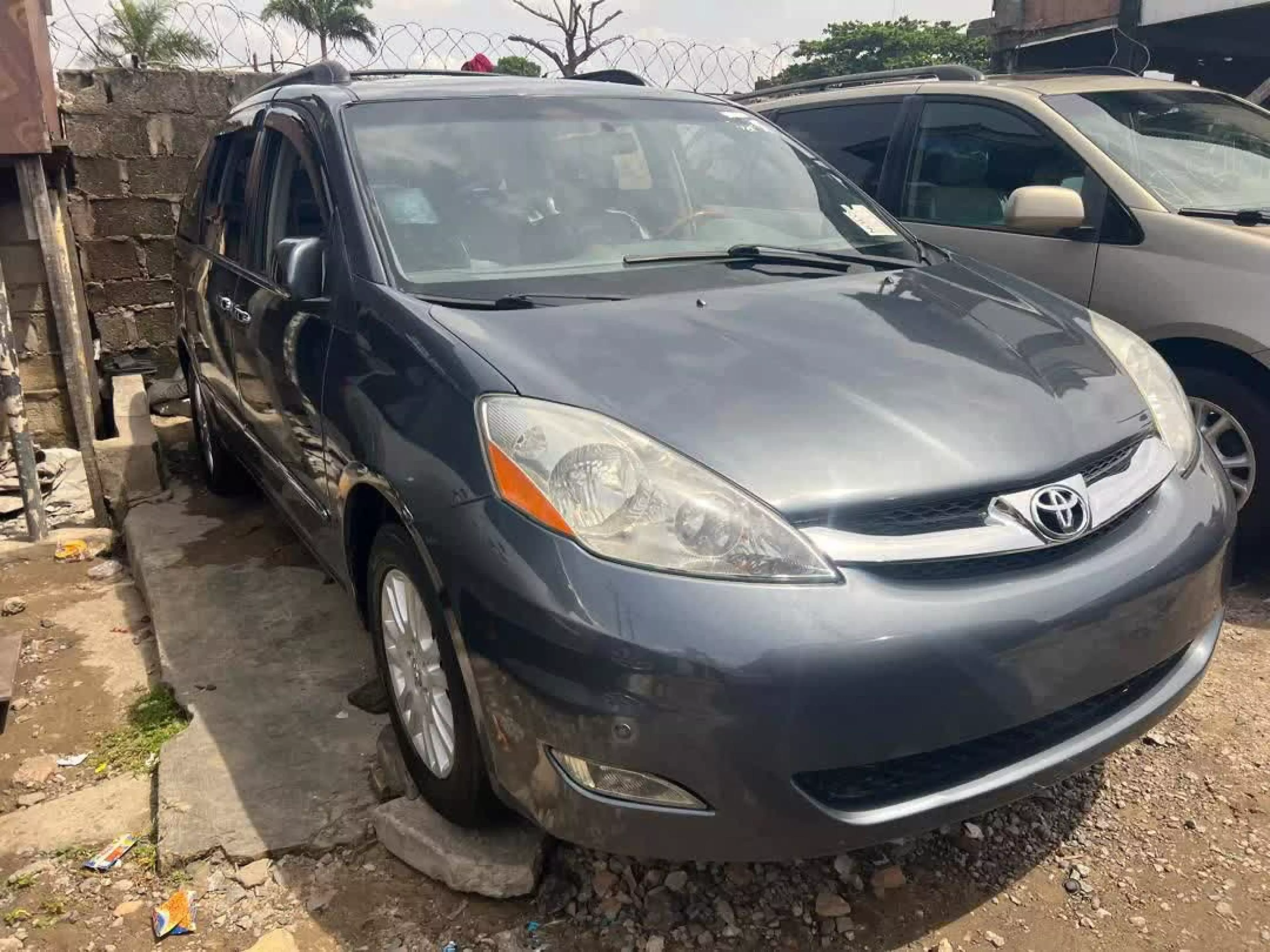 Toyota Sienna - 2010