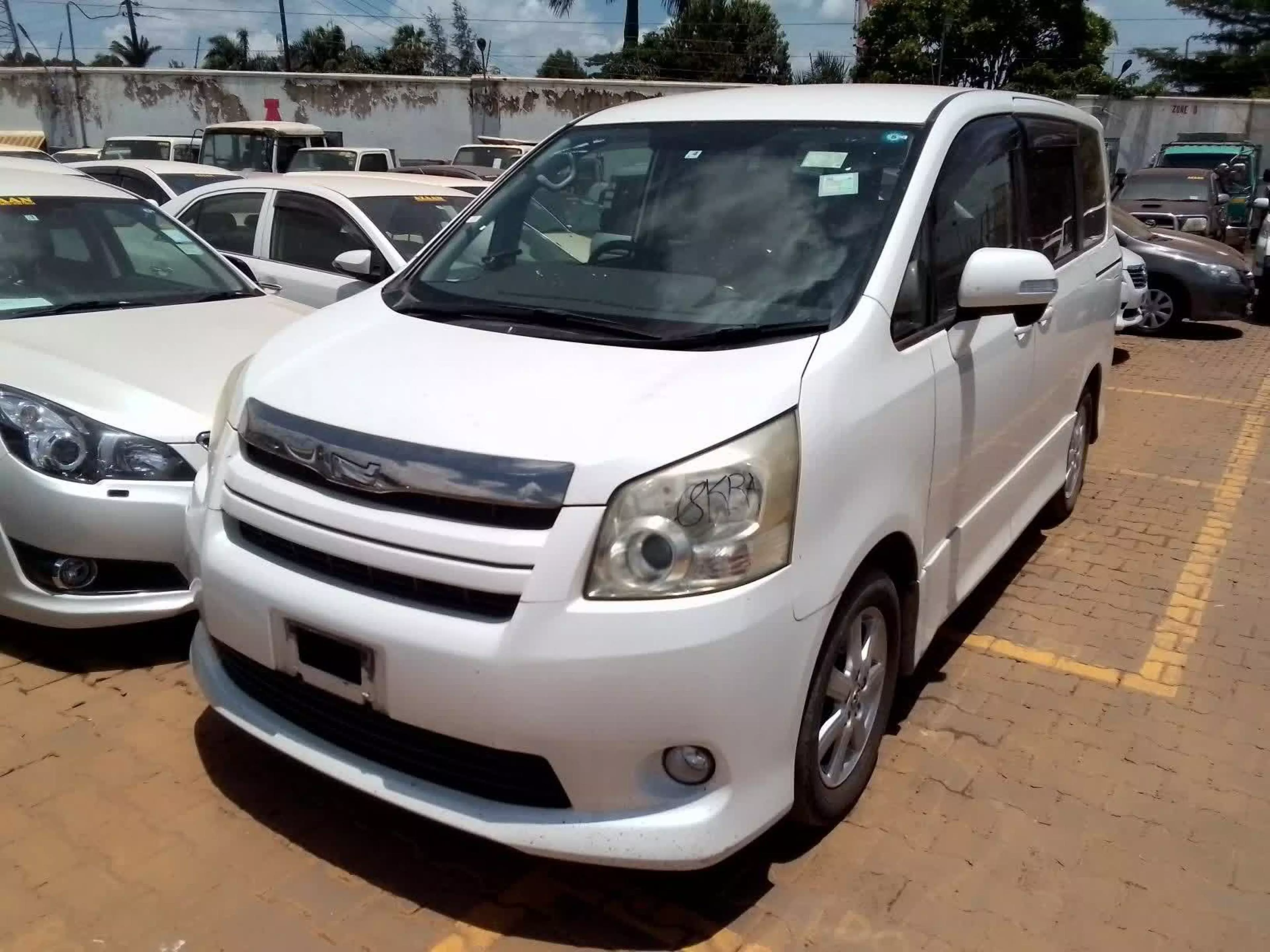 Toyota Noah - 2010