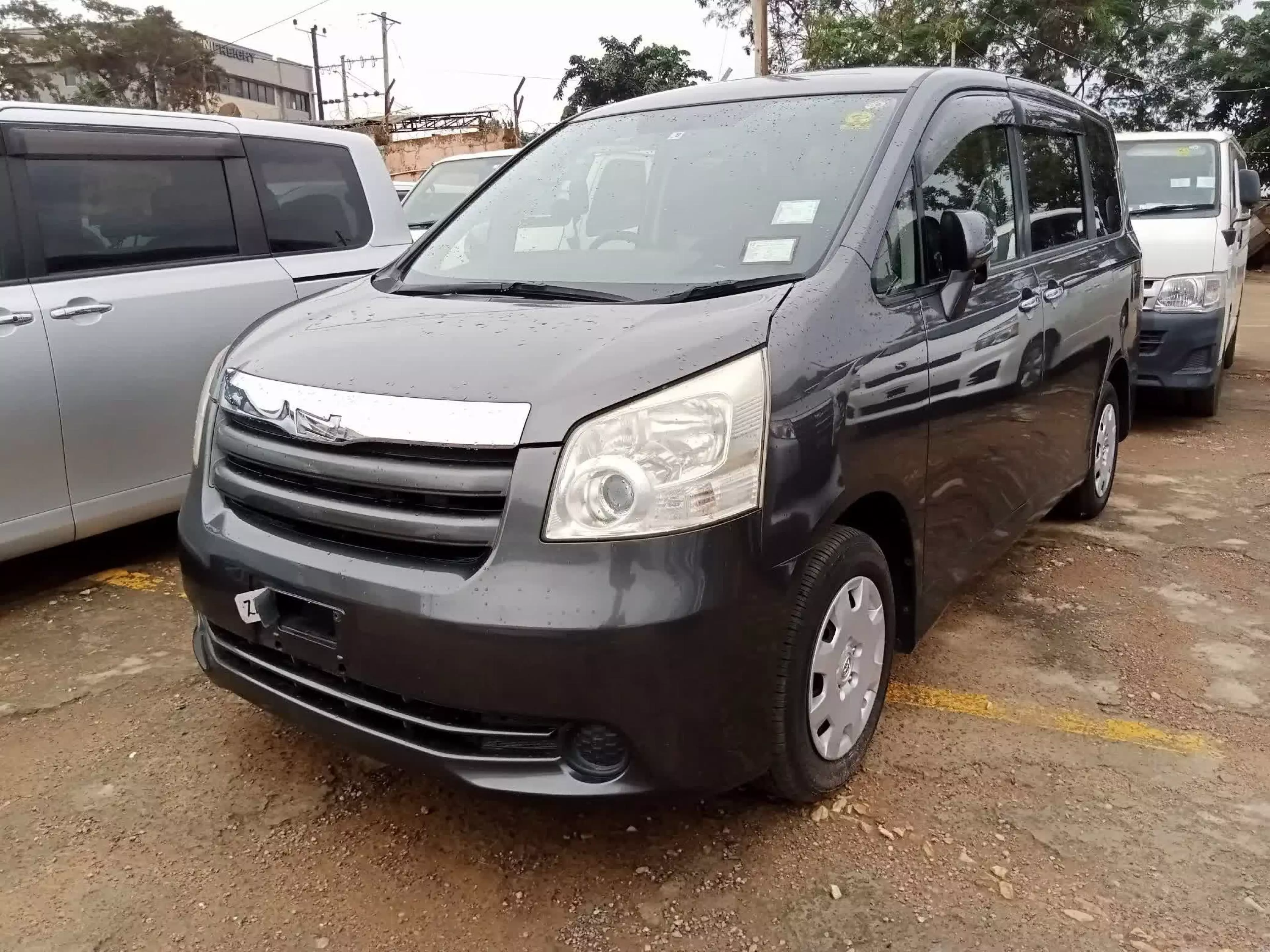 Toyota Noah - 2011