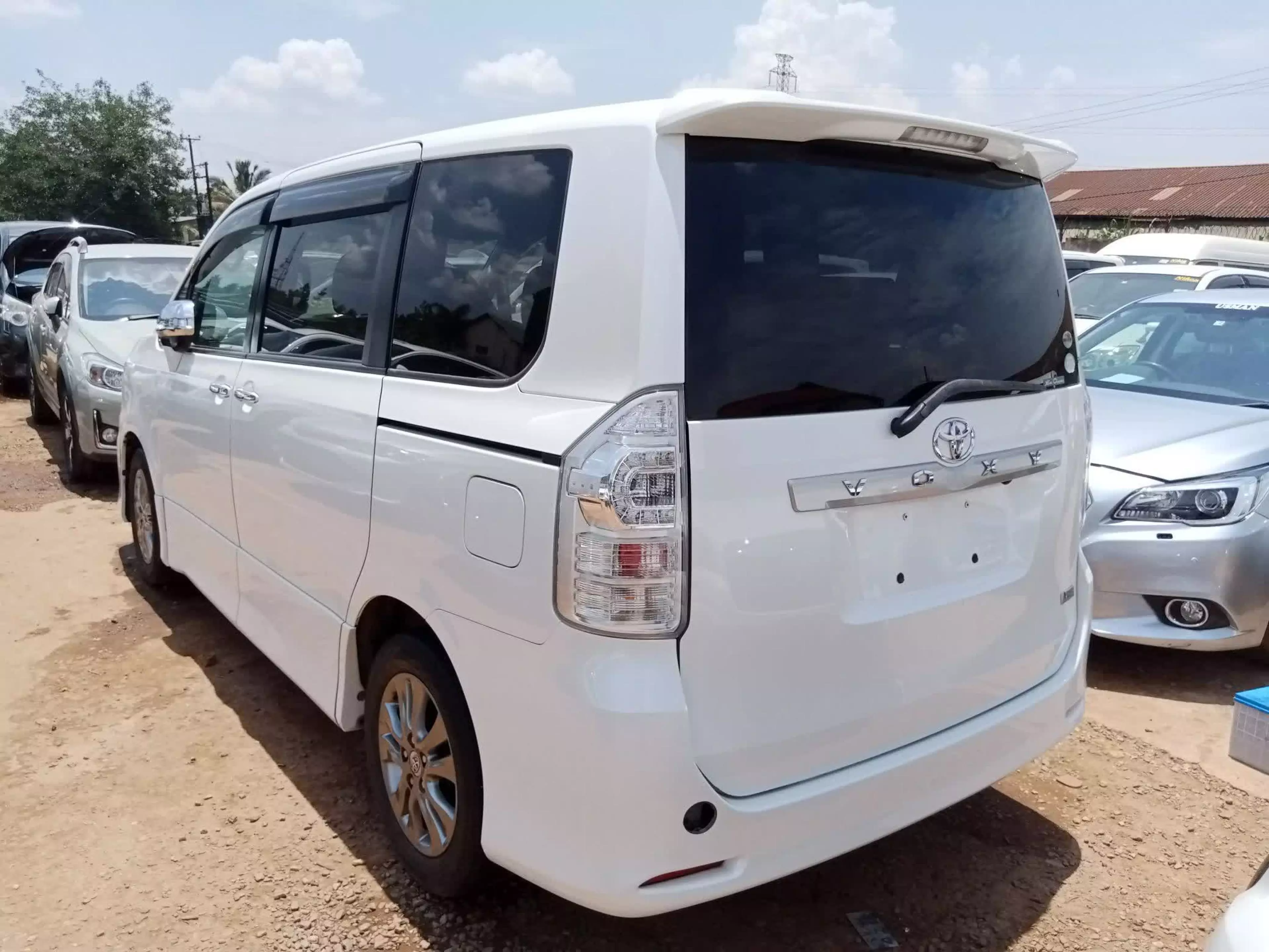 Toyota Noah  - 2012