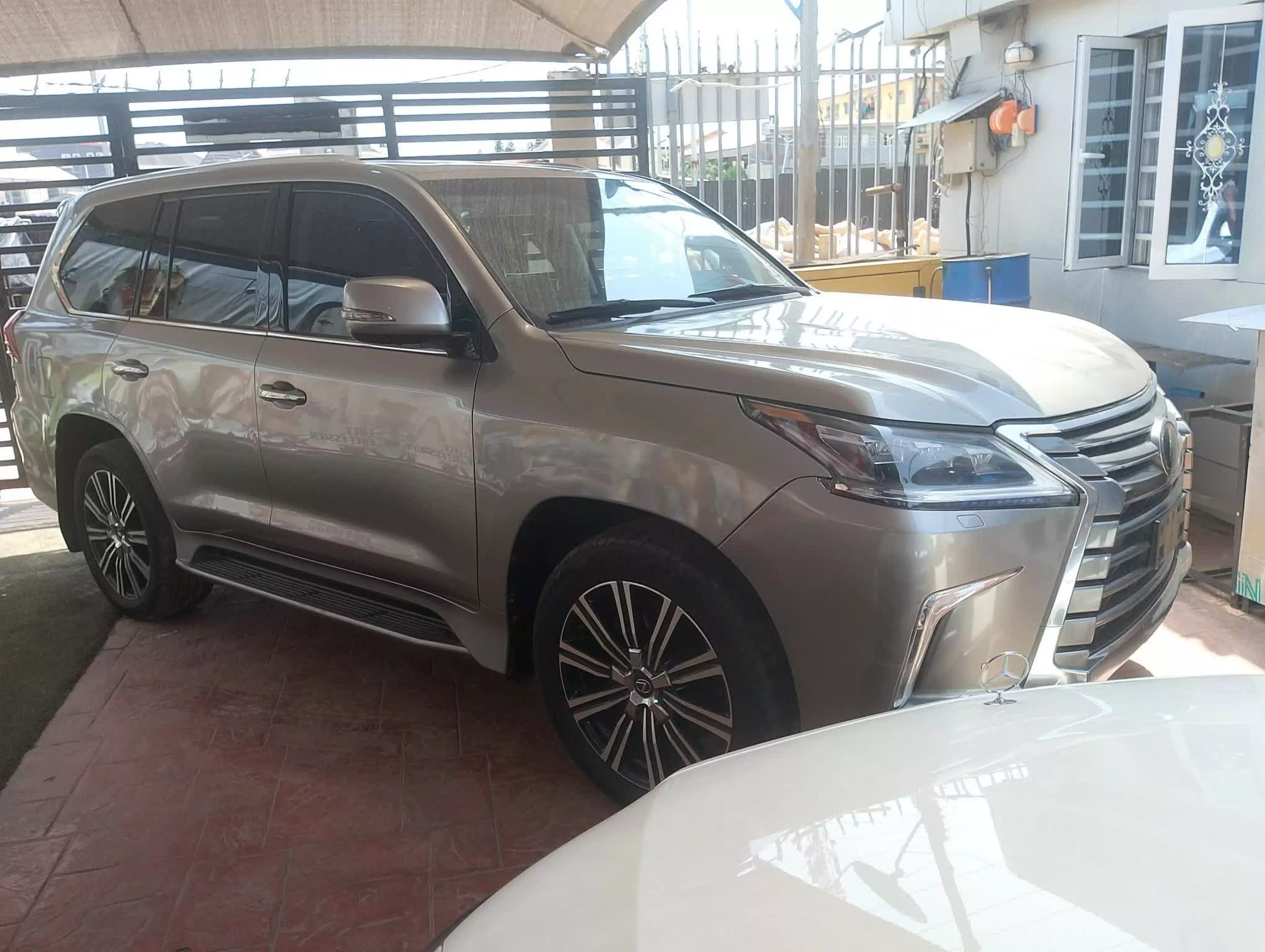 Lexus LX 570 - 2019