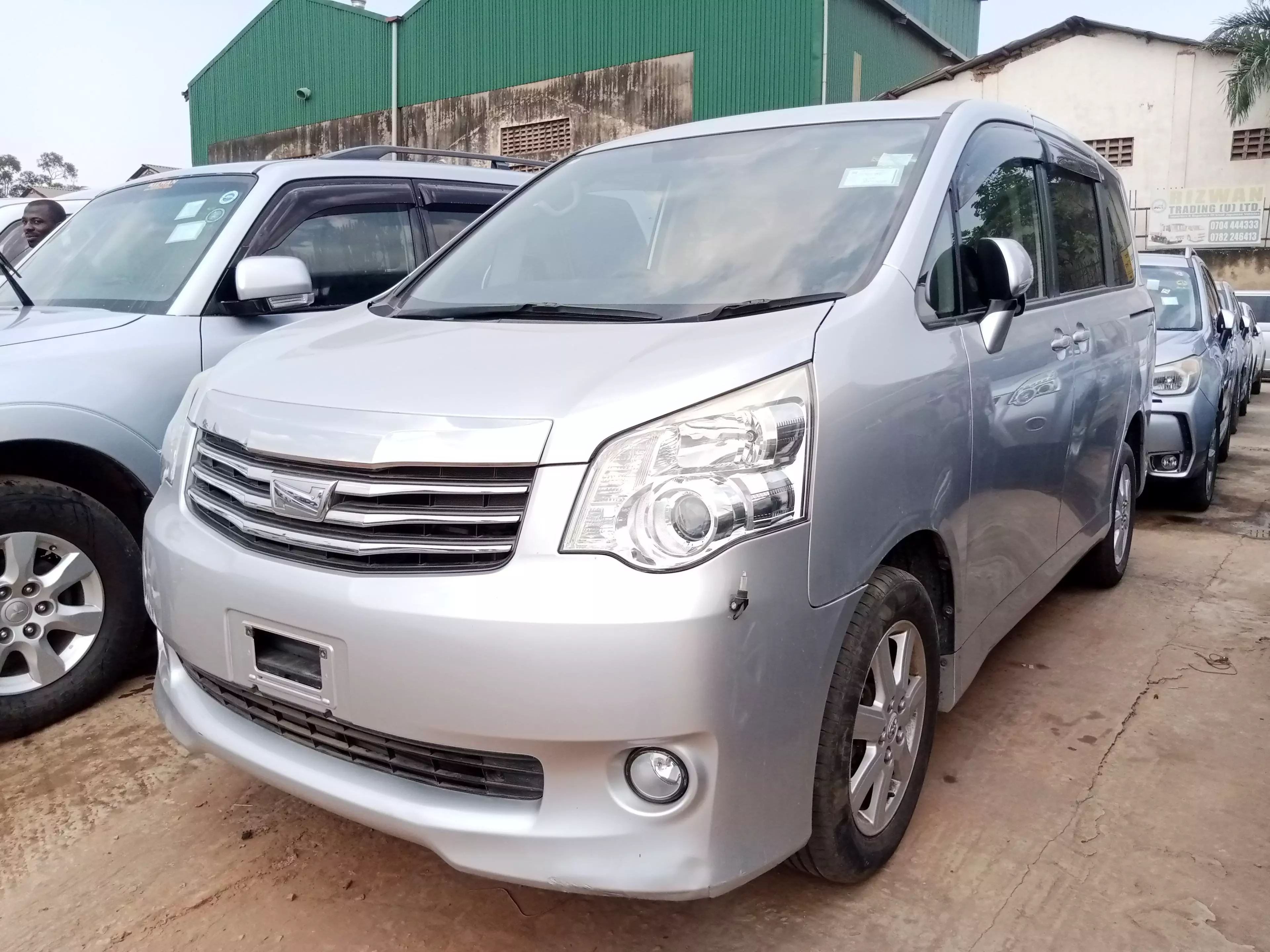 Toyota Noah  - 2012