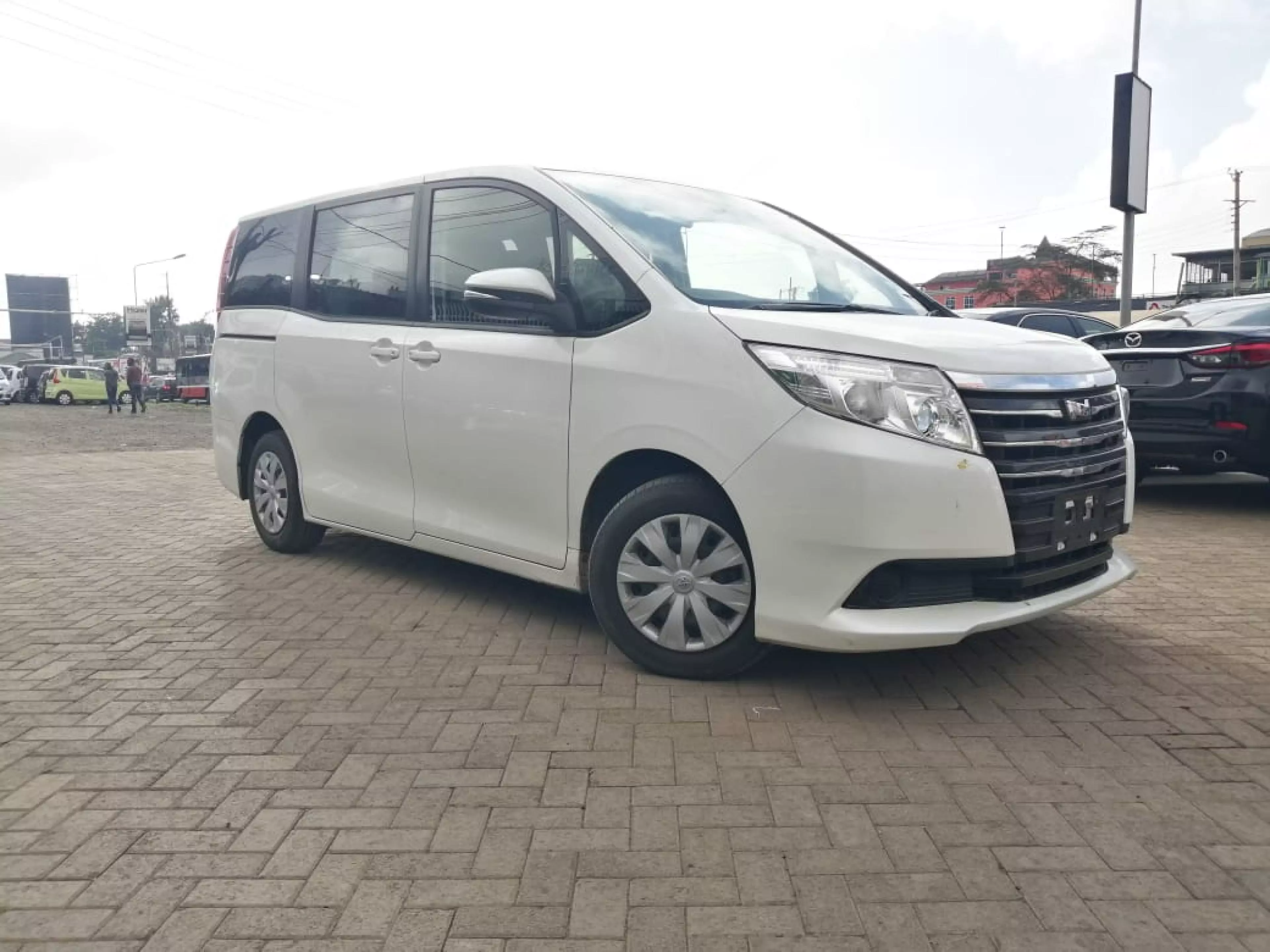 Toyota Noah  - 2017