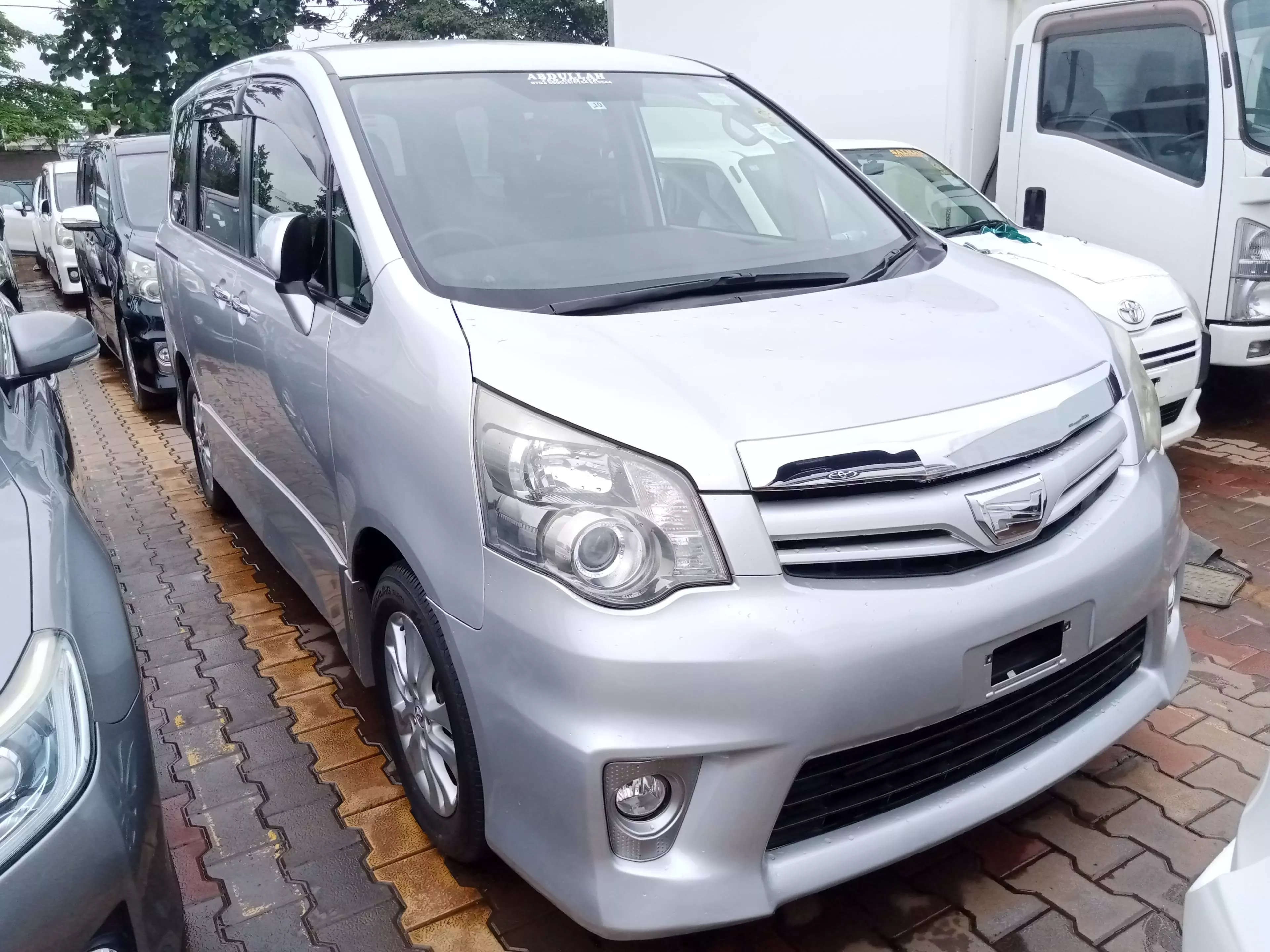 Toyota Noah  - 2012