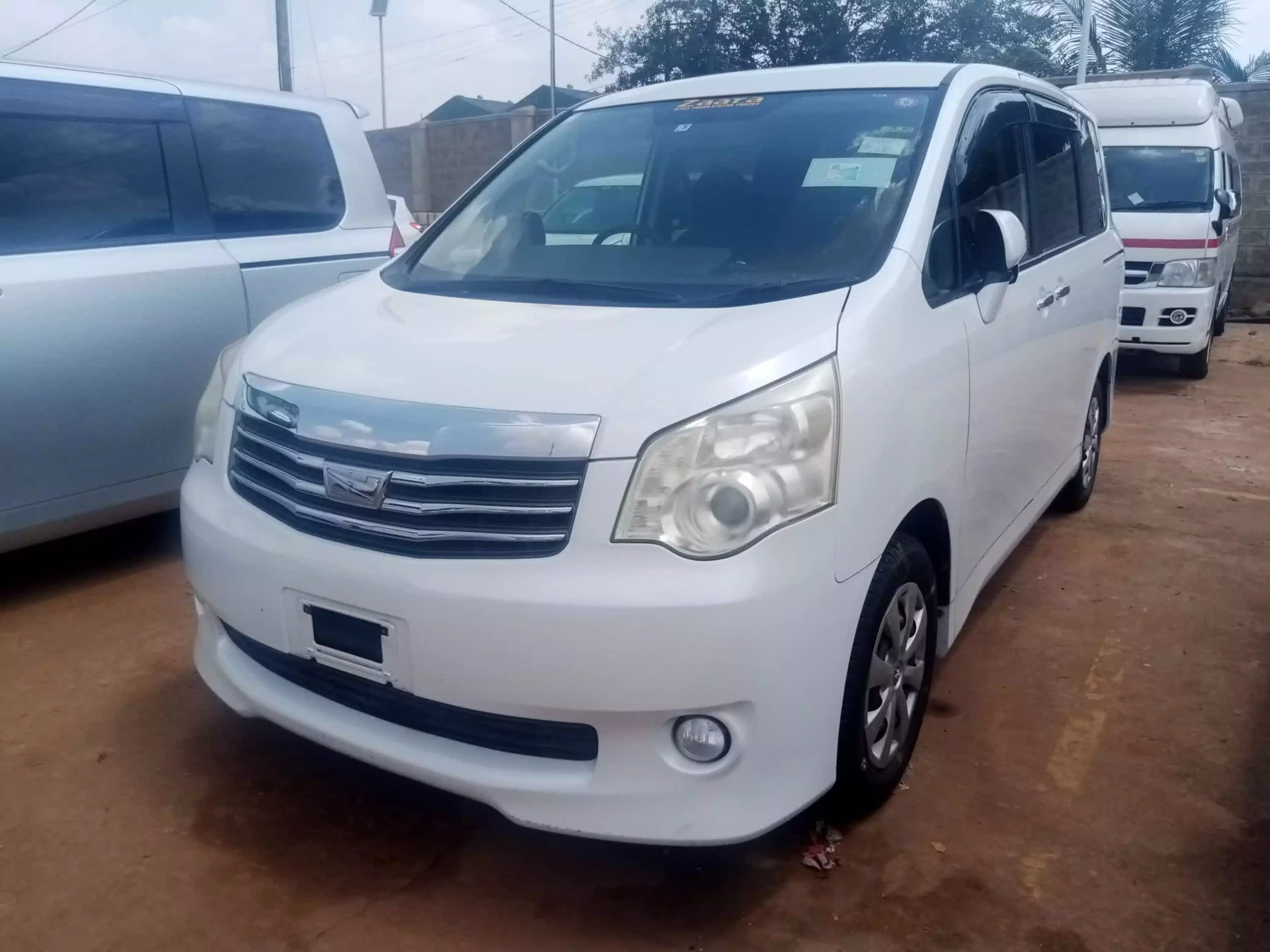 Toyota Noah  - 2011