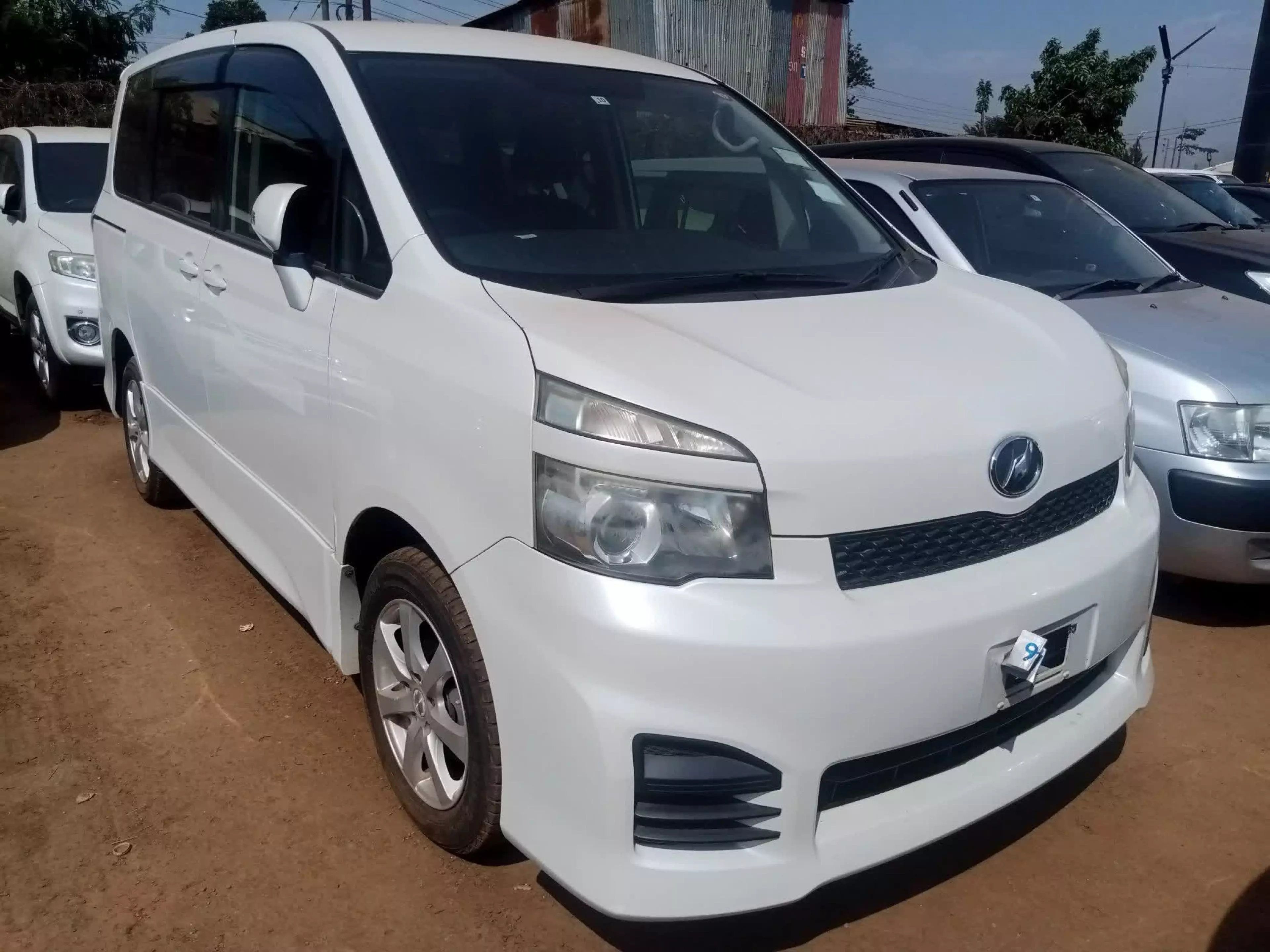 Toyota Voxy  - 2011