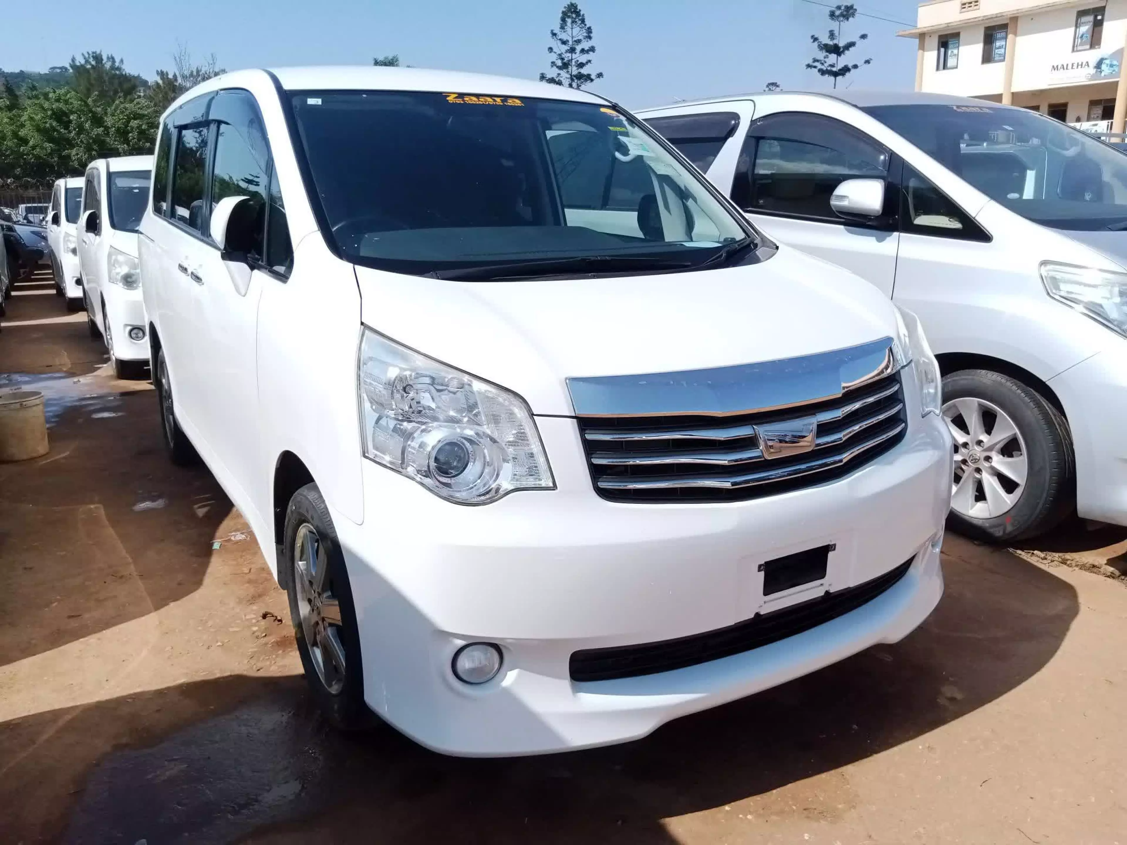 Toyota Noah  - 2011