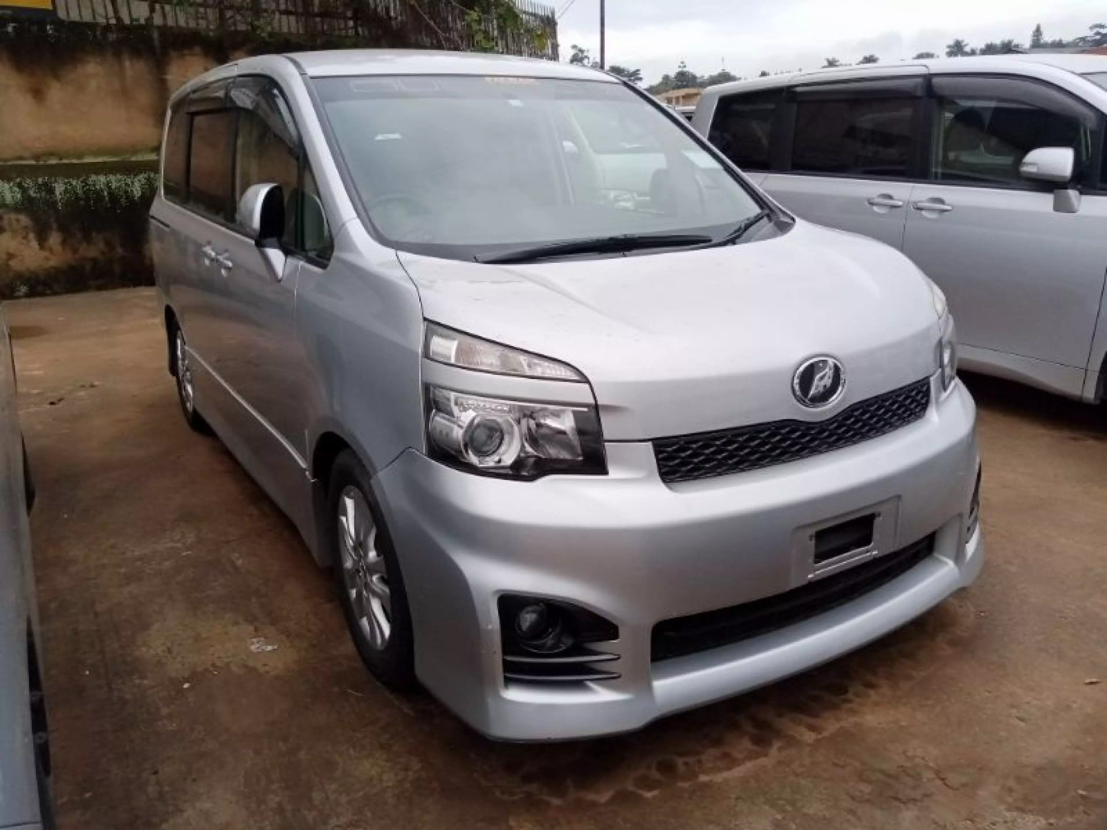 Toyota Voxy  - 2012