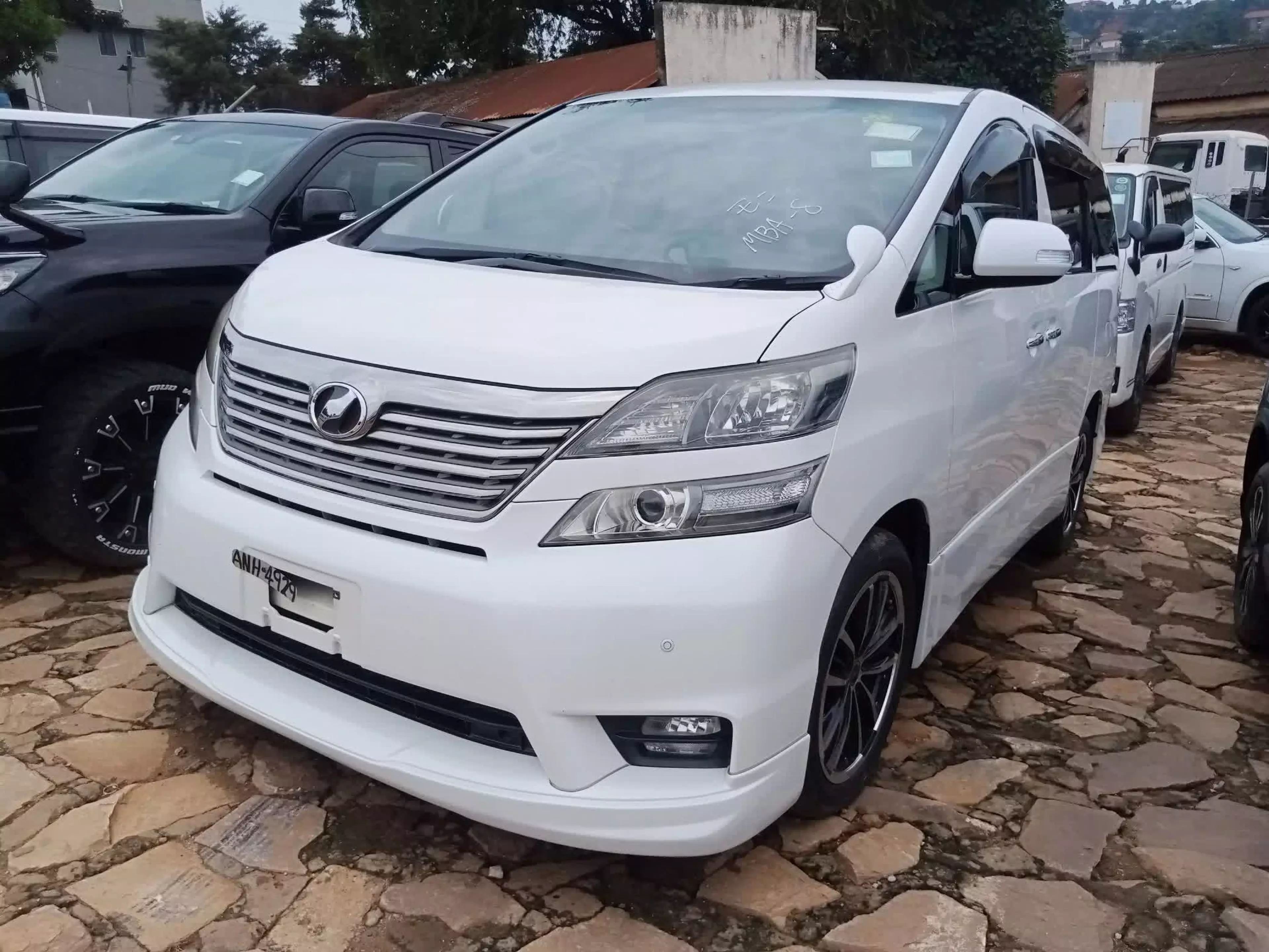 Toyota Vellfire   - 2400