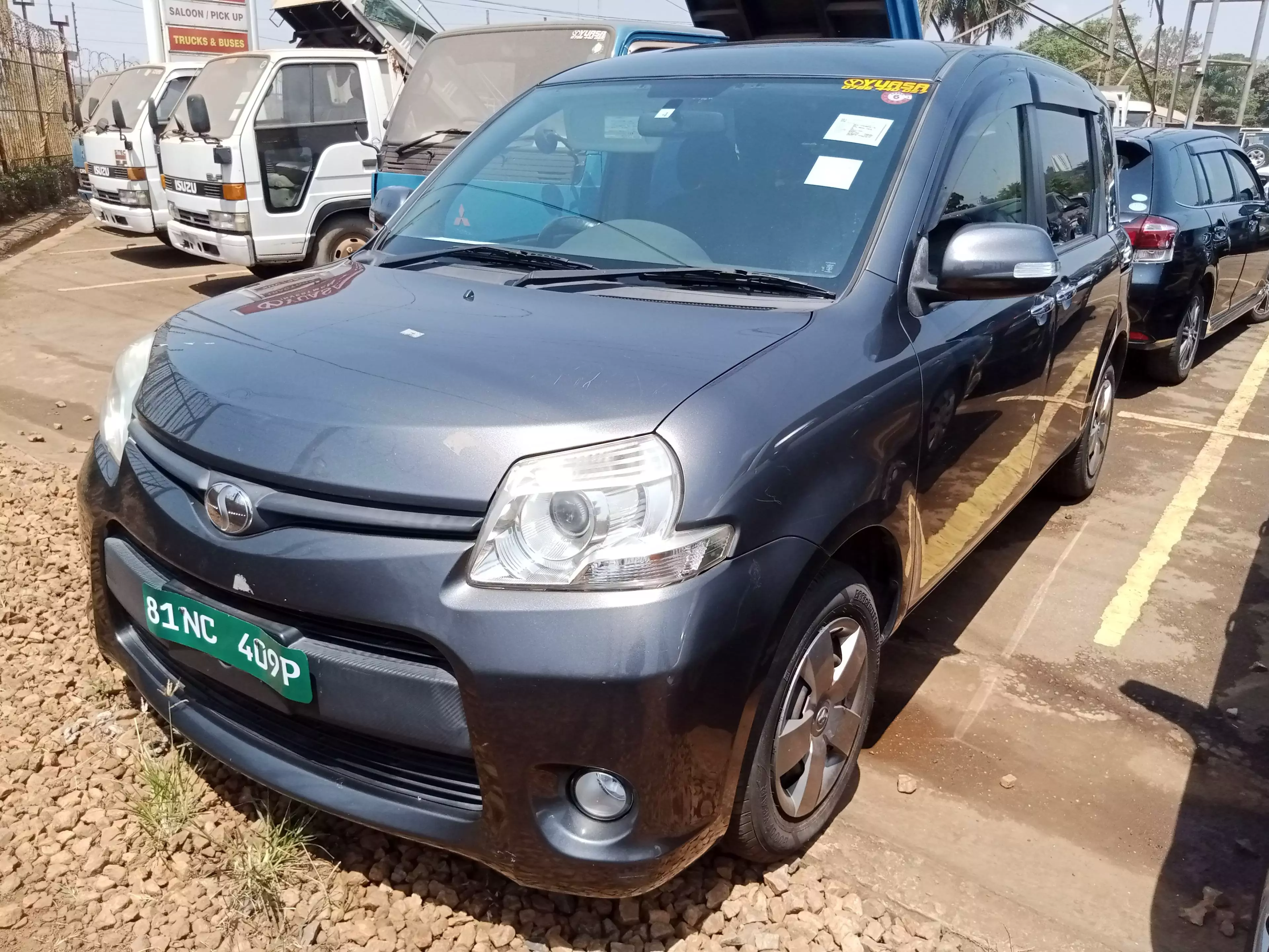 Toyota Sienta - 2012