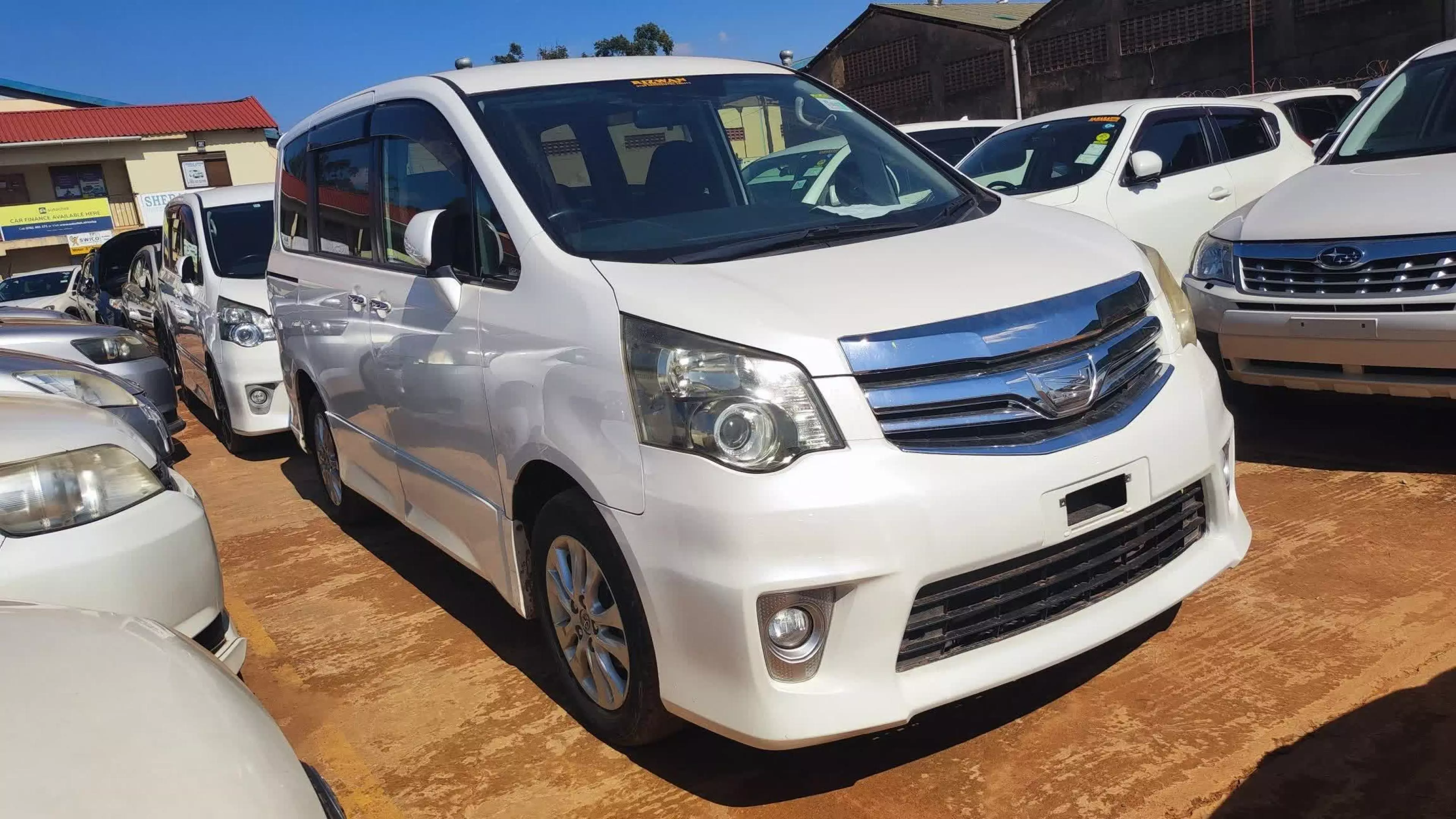 Toyota Noah - 2010