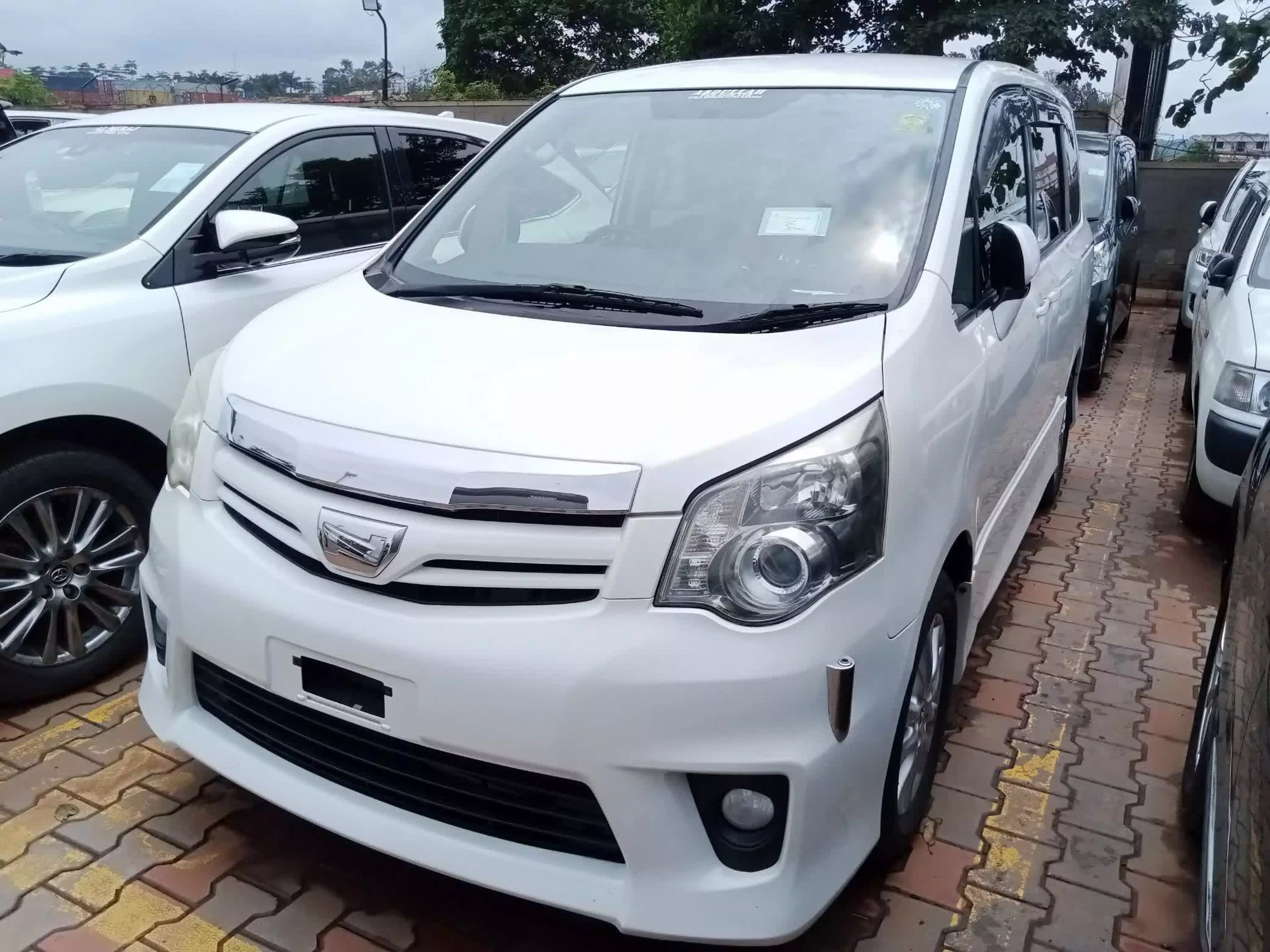 Toyota Noah  - 2011