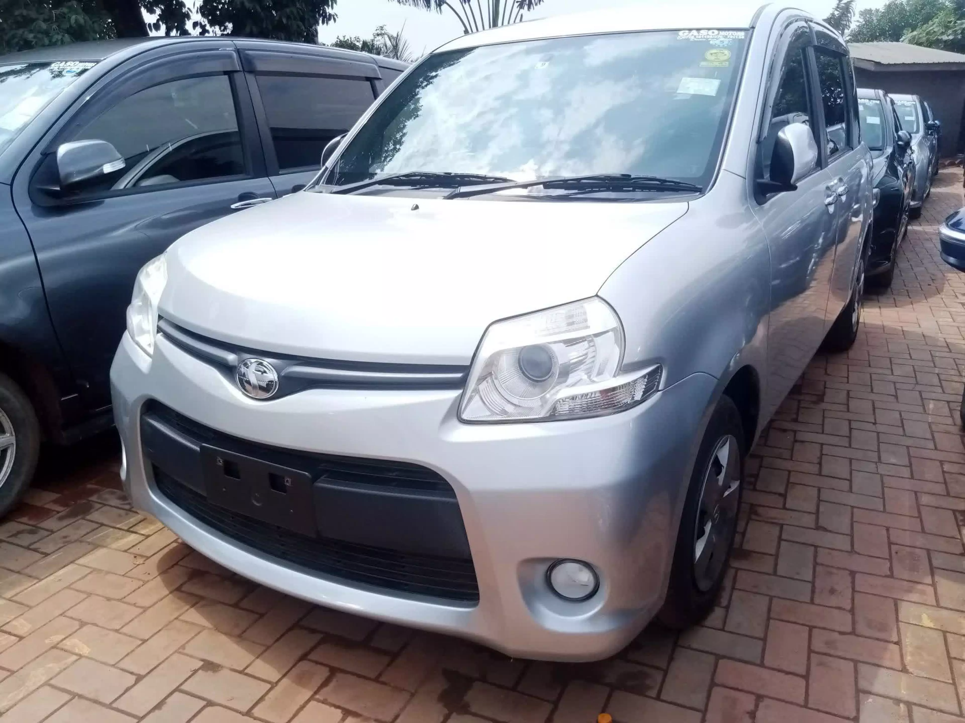 Toyota Sienta  - 2012