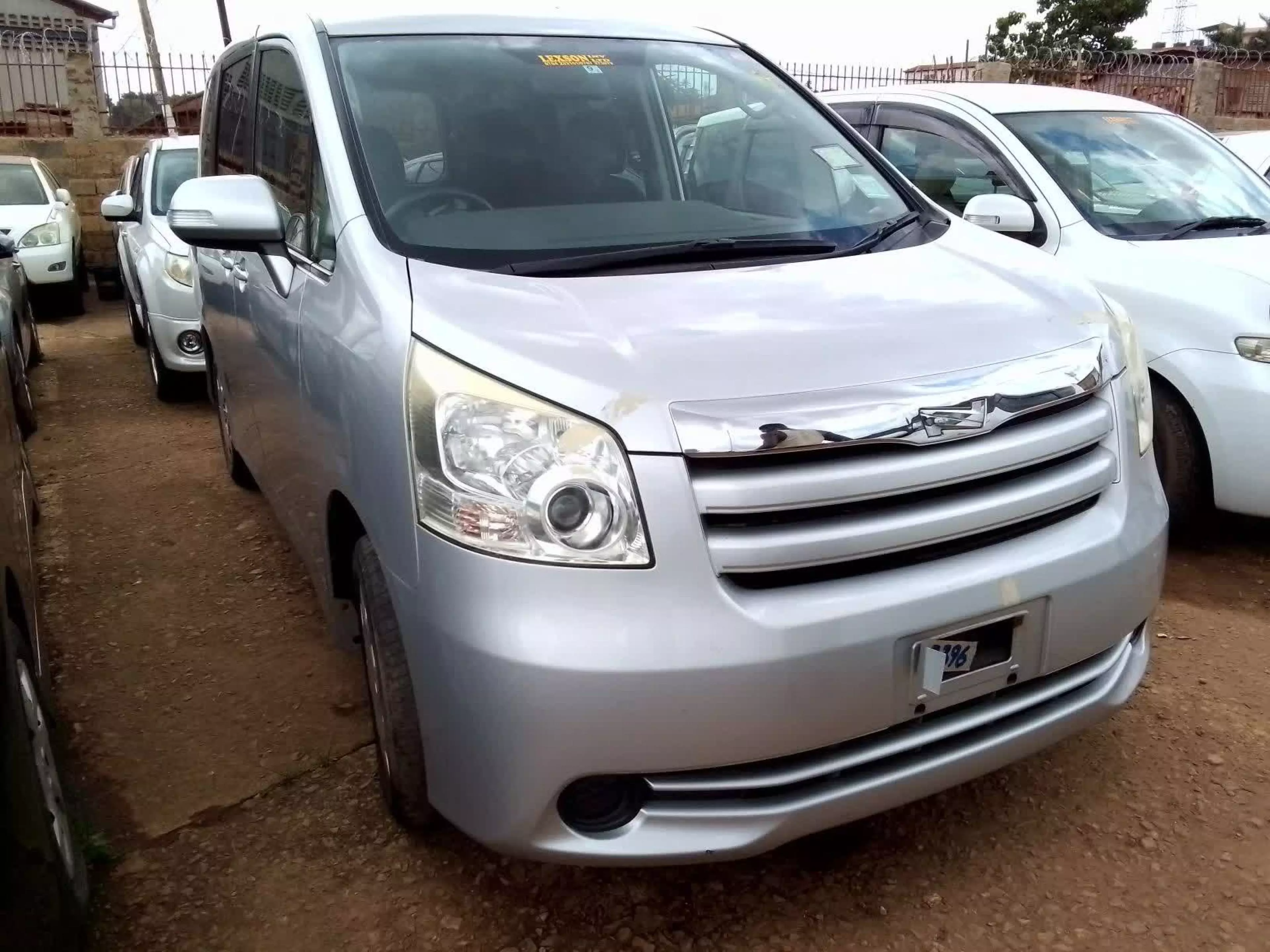 Toyota Noah - 2008