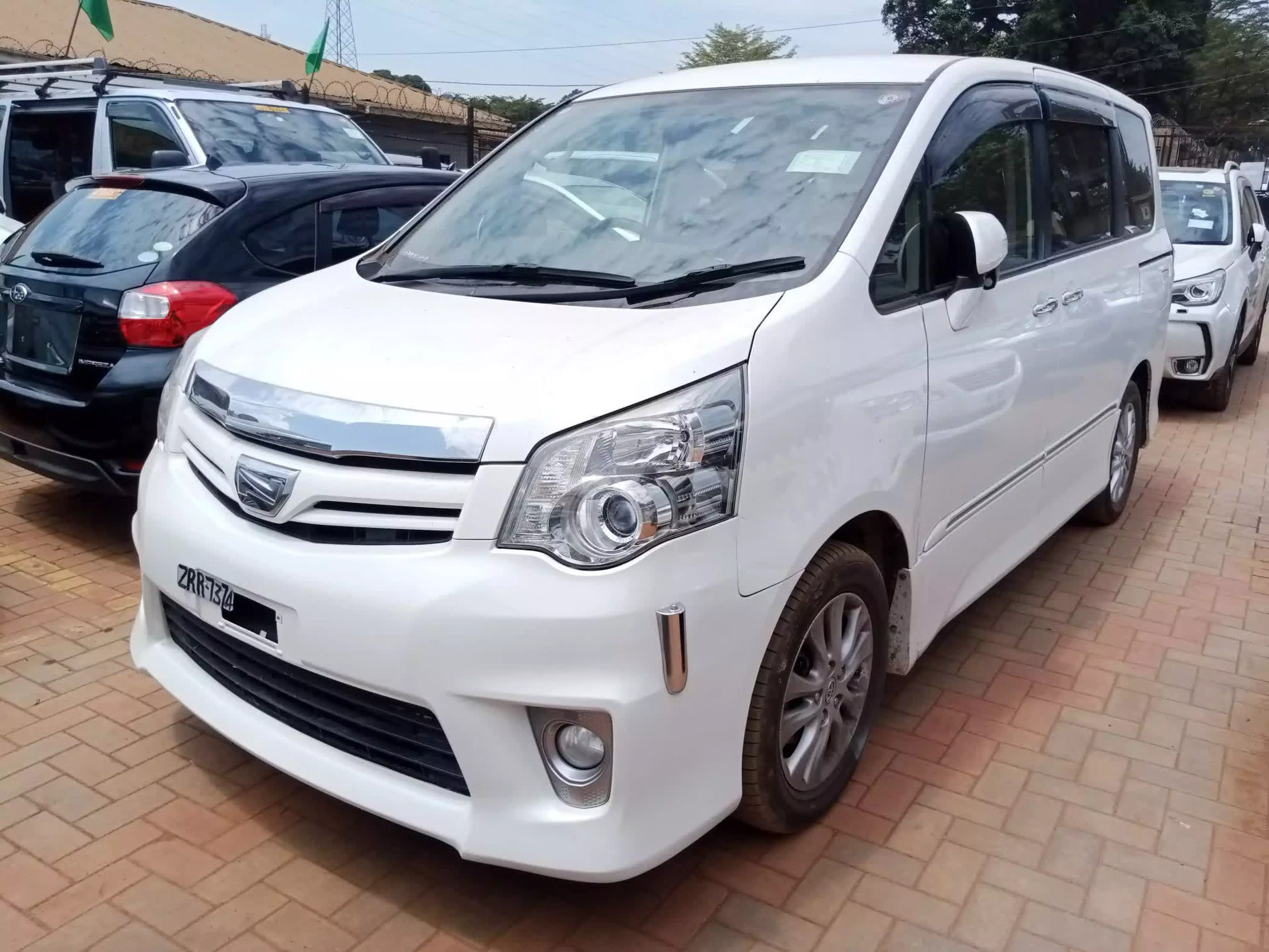 Toyota Noah  - 2012