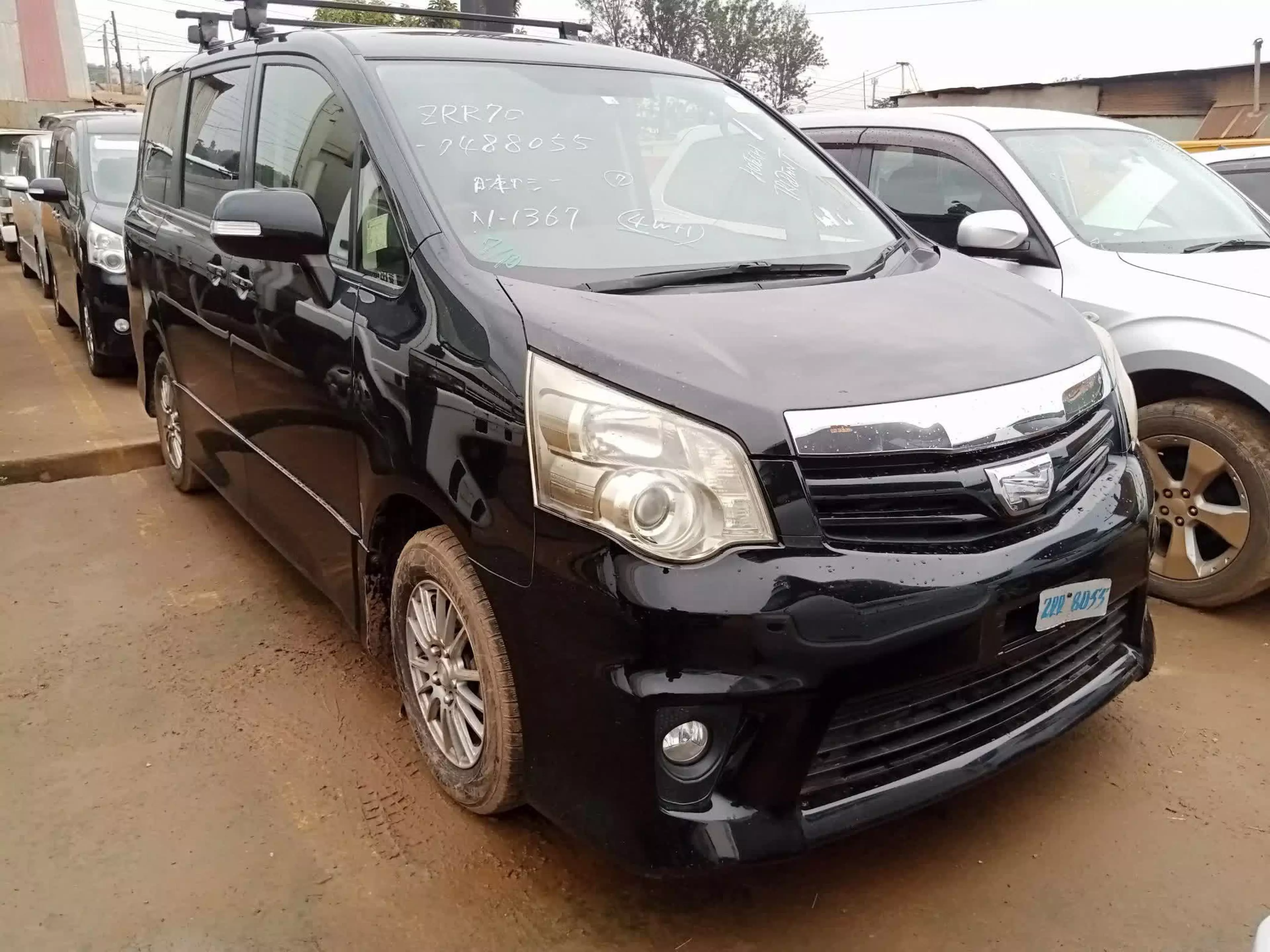 Toyota Noah - 2011