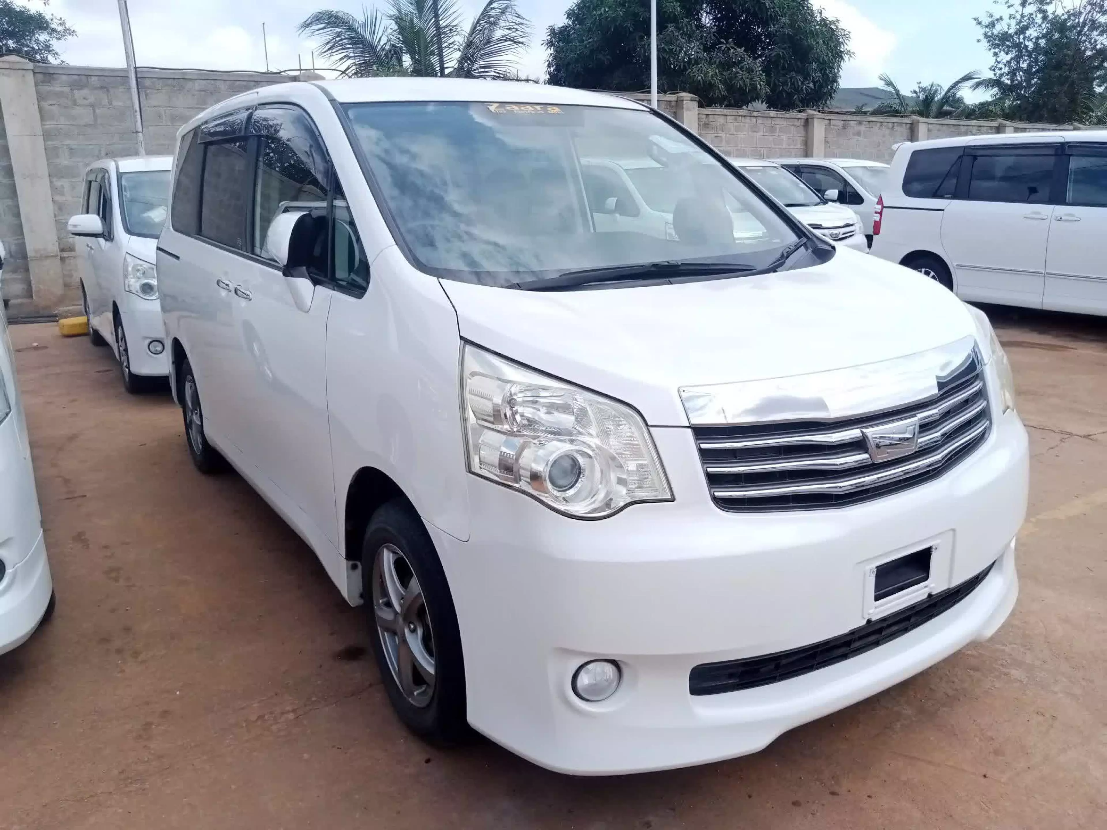 Toyota Noah - 2011