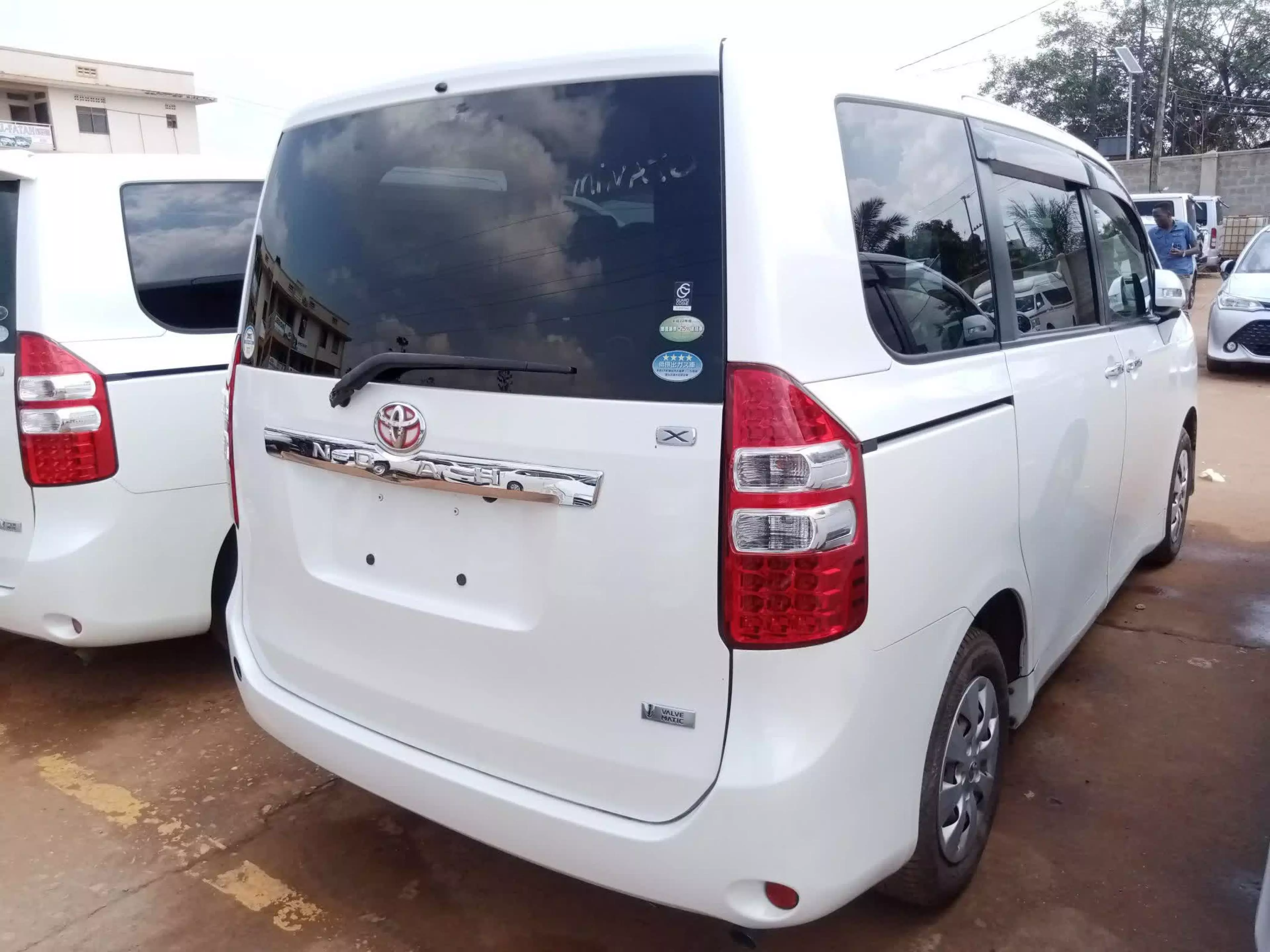 Toyota Noah  - 2011