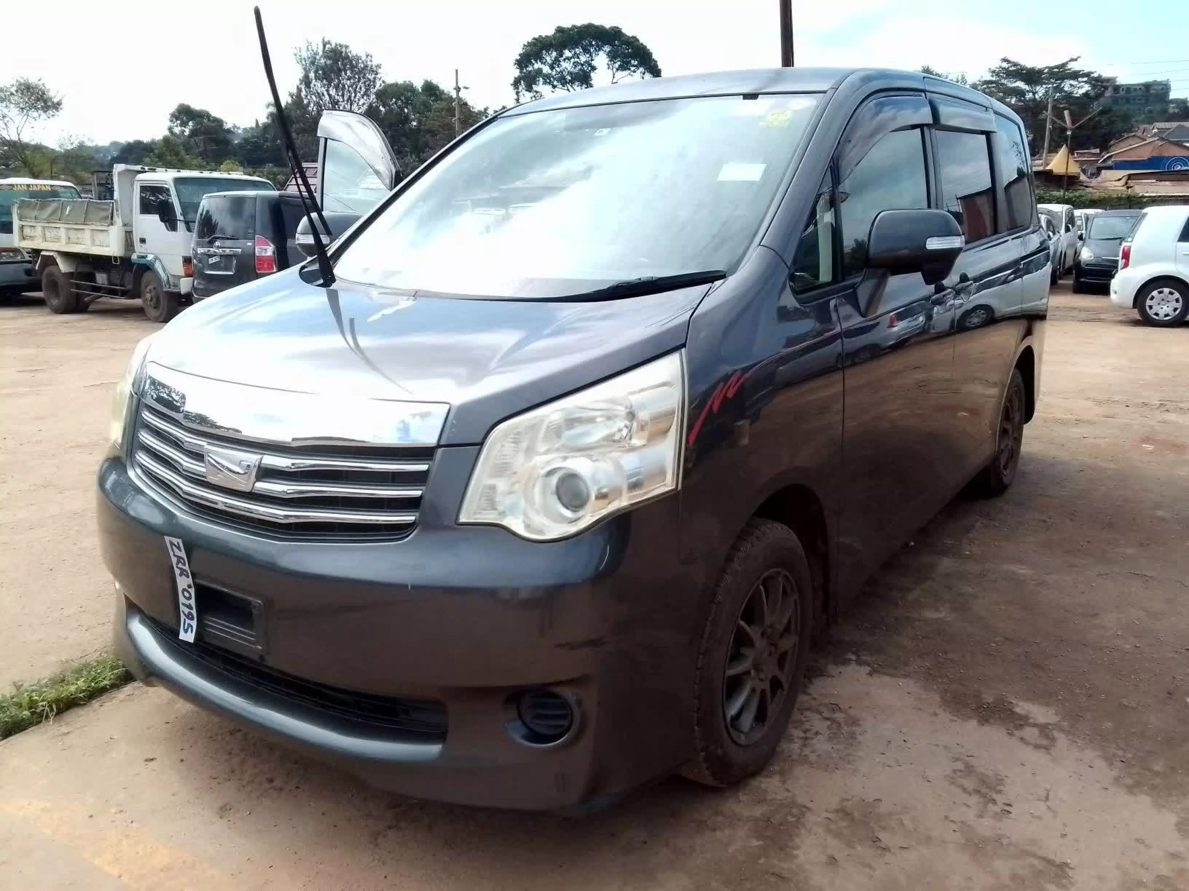 Toyota Noah  - 2010