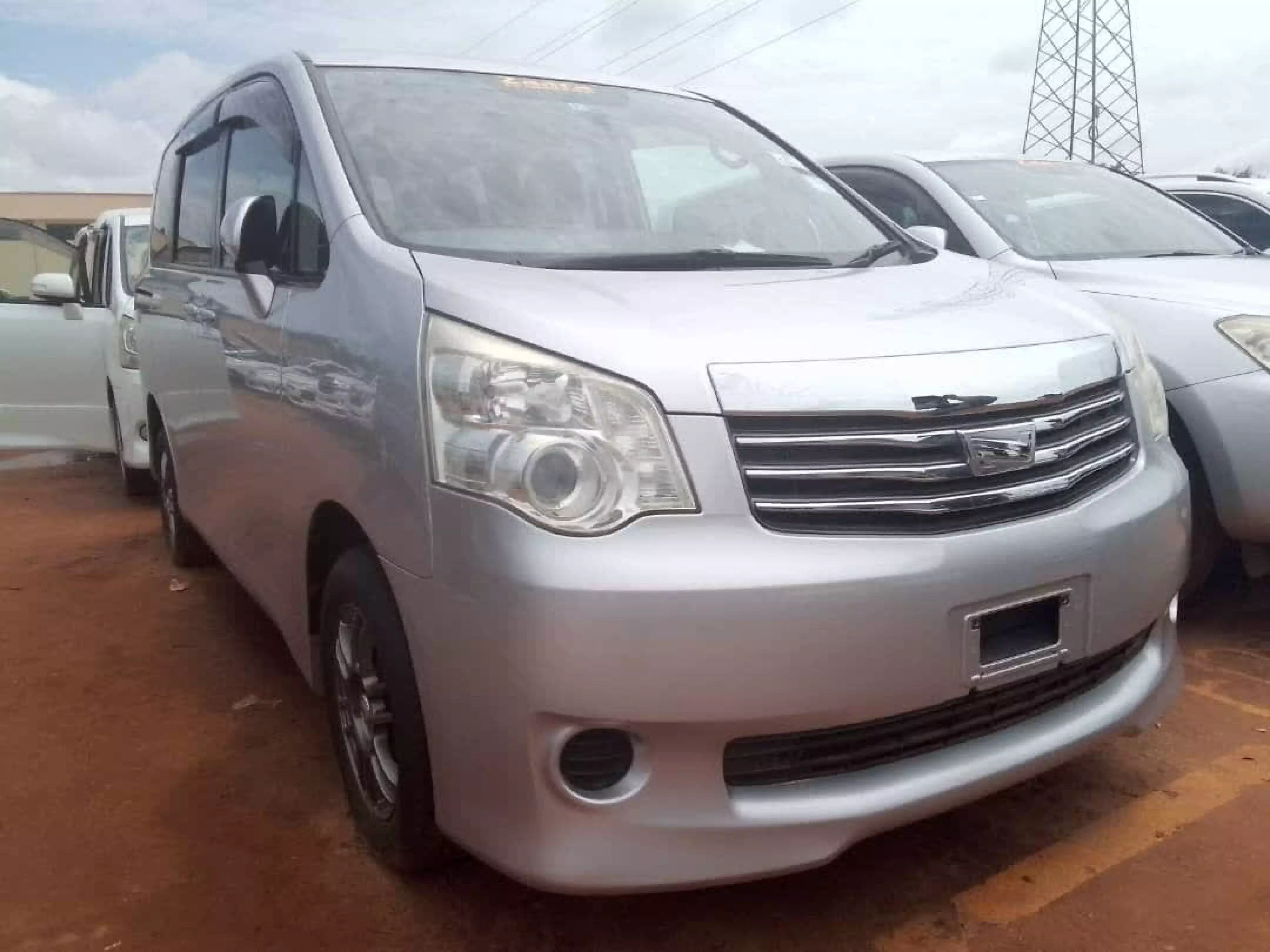 Toyota Noah  - 2010