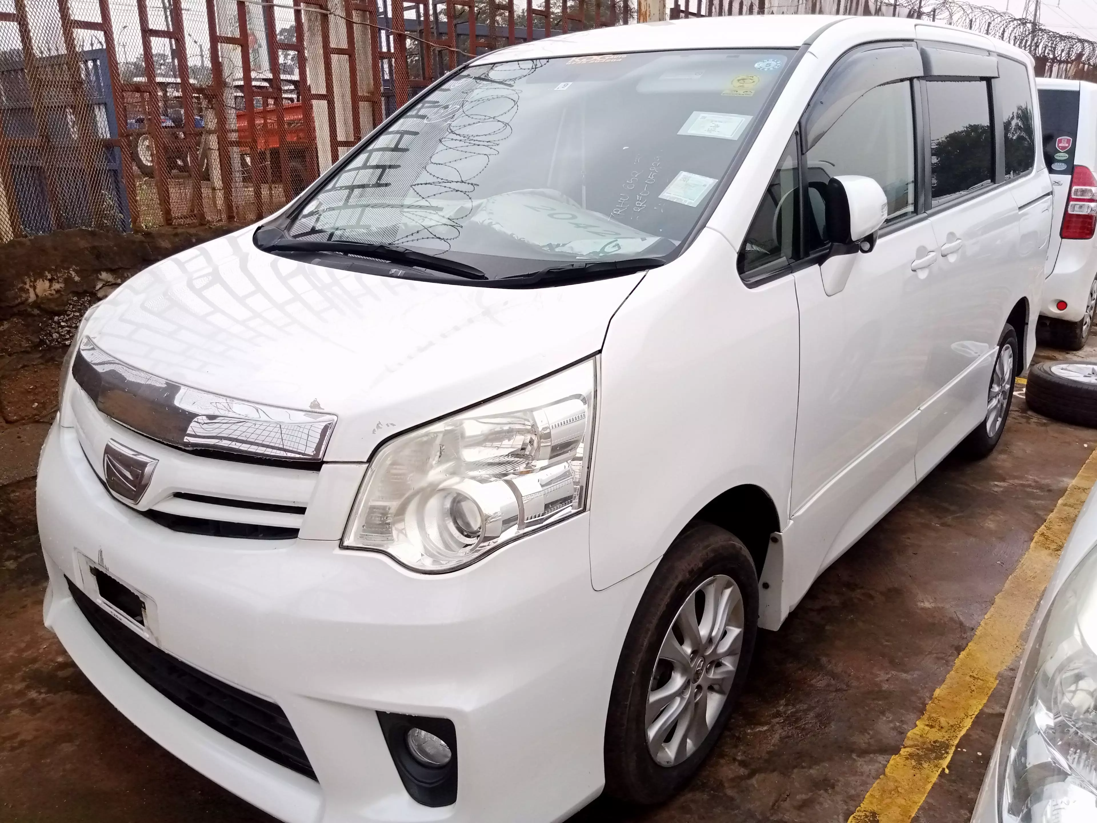 Toyota Noah  - 2011