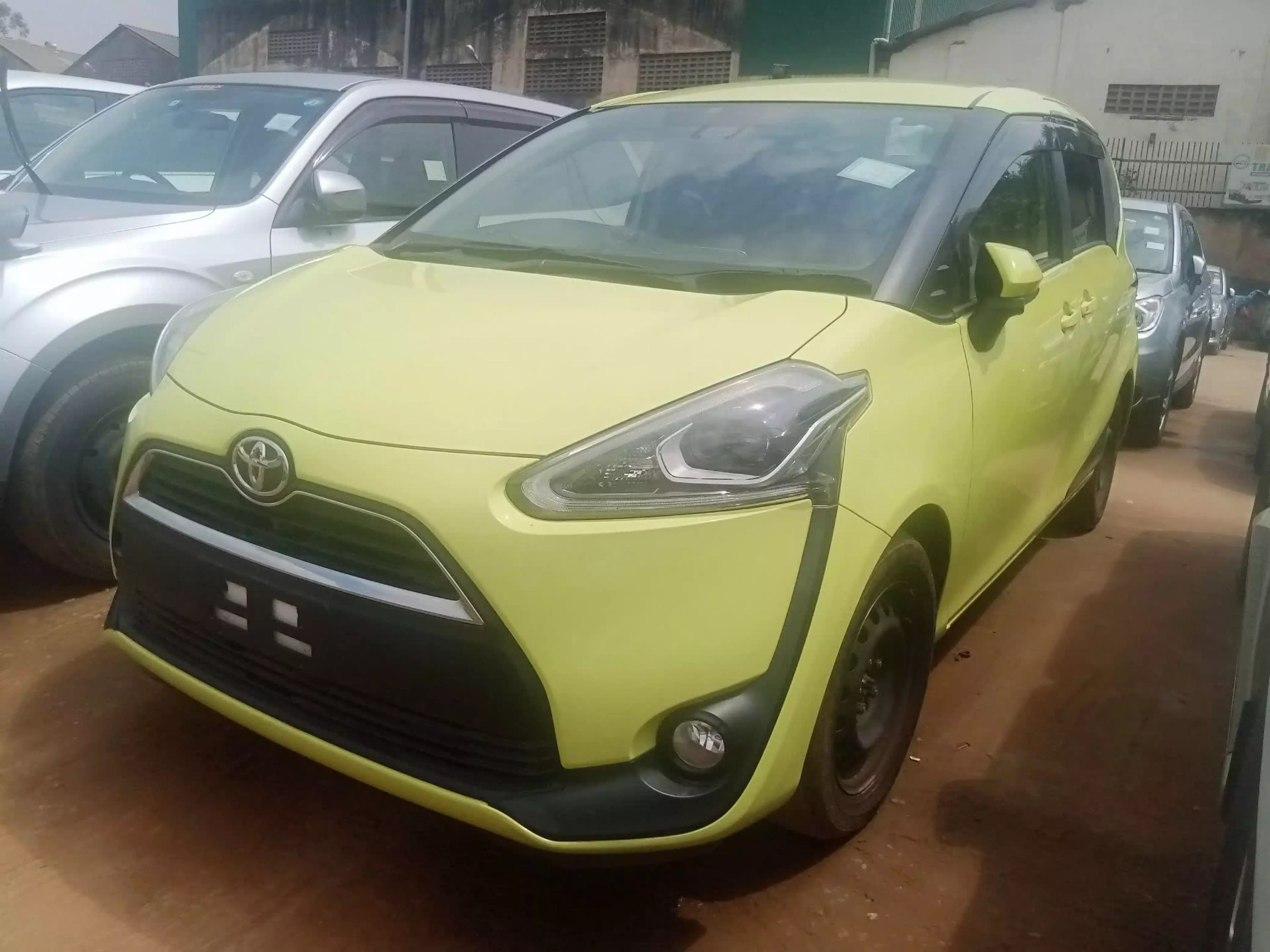 Toyota Sienta Hybrid  - 2016