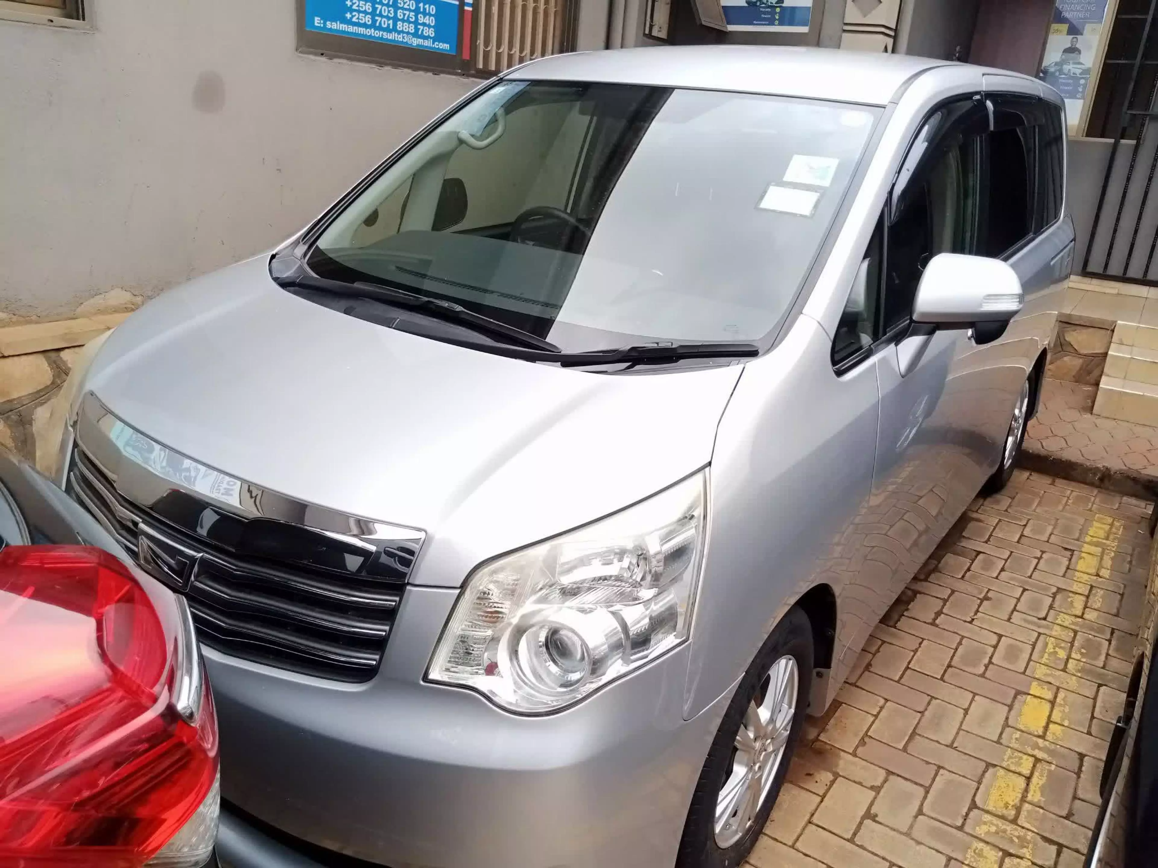 Toyota Noah - 2012