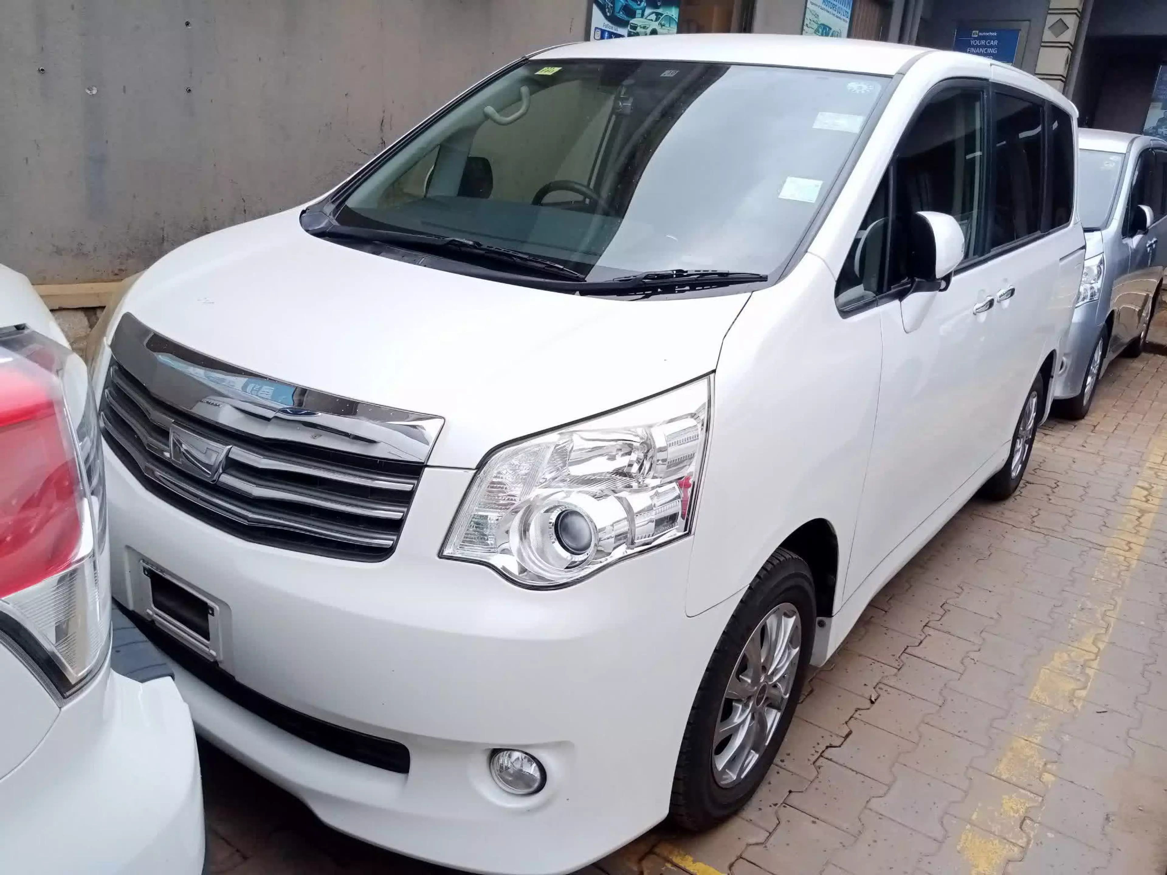 Toyota Noah - 2011