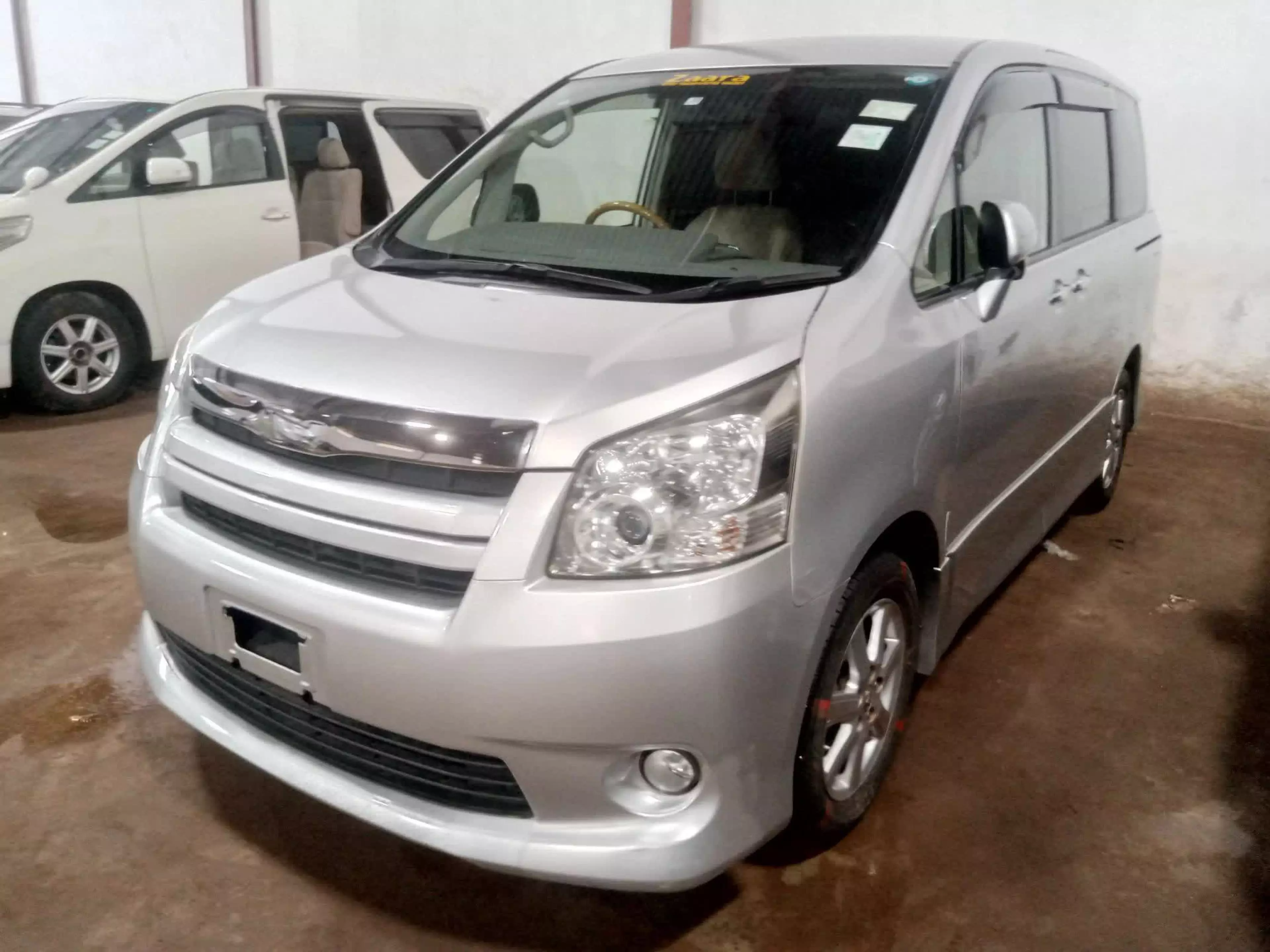 Toyota Noah  - 2009